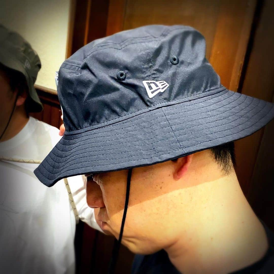 バナナマンさんのインスタグラム写真 - (バナナマンInstagram)「. 【着用アイテム】  設楽 ・リフレクターHAT バナナマン×NEWERA　color : BLK　 ・Tシャツ　バ　TEE　color : BLK　size：M ・スマホストラップ　color : BLK　  #bananaman #bananamangoods  #bananamanlive #バナナマン #バナナマンライブ #bananamanliveO #バナナマングッズ」8月1日 12時02分 - bananaman_goods_official