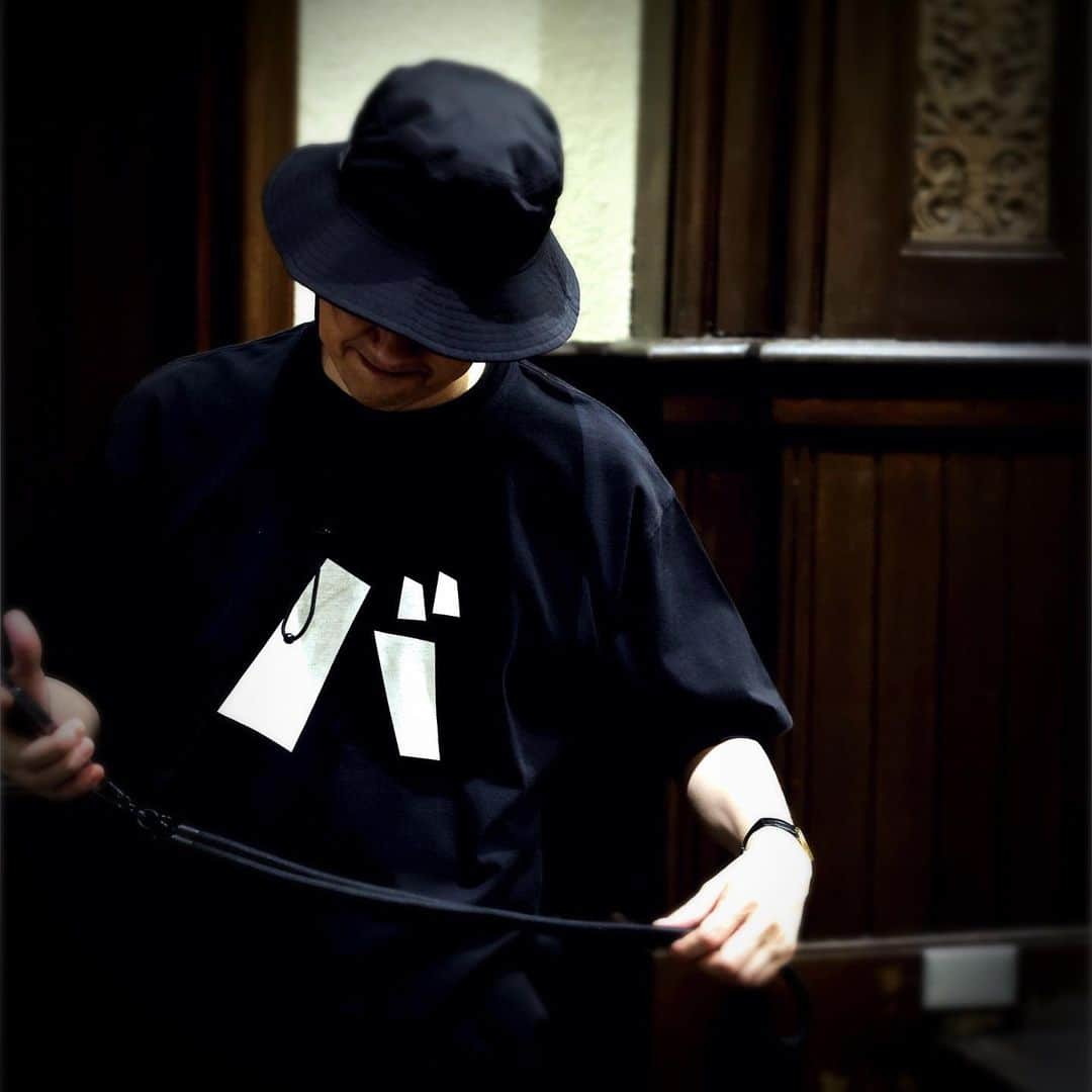 バナナマンのインスタグラム：「. 【着用アイテム】  設楽 ・リフレクターHAT バナナマン×NEWERA　color : BLK　 ・Tシャツ　バ　TEE　color : BLK　size：M ・スマホストラップ　color : BLK　  #bananaman #bananamangoods  #bananamanlive #バナナマン #バナナマンライブ #bananamanliveO #バナナマングッズ」