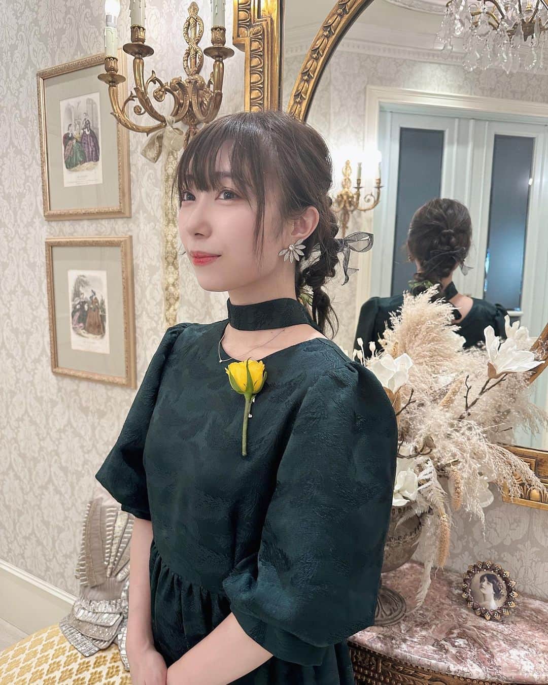 小林愛香のインスタグラム：「💛  この前の、いとこの結婚式のときの。  小さい頃、いとこがうまれて。 おねえさんになれた気がして、 妹ができた気がして嬉しくって。  あいねぇちゃんって呼ばれないと怒ってたんだよね、わたし。ごめんね。笑 今もずっと、あいねぇって呼んでくれるかわいい、いとこ。🫶  うちの家族みんな涙もろくて、ああ、この家のこどもなんだなってしみじみ実感しながら、しあわせな気持ちでみんなで泣いてた。笑  ずっとずっとしあわせでいてね。♡  ヘアアレンジは、 Spicaの中田さんにかわいくやってもろた！ (ちなみに母のもやってもろたよ) いつもお世話になってます🐼」