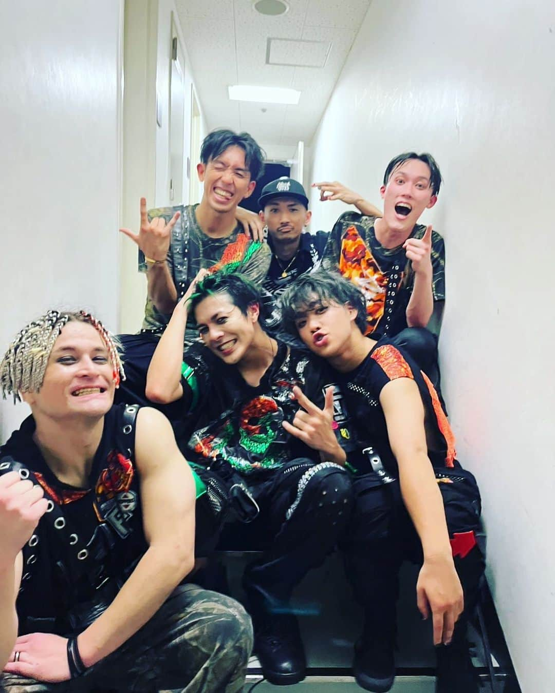 井出卓也さんのインスタグラム写真 - (井出卓也Instagram)「BLACK TOUR2023 7月30日@松下IMPホール Leading TeamB  ご視聴いただきましたすべてのお客様に感謝致します。 ありがとうございました。 改めて、  肉体と精神の限界踊り続けrap続け耐久30分ライブについてきてくれて、楽しんでくれたBダンサー　 @travismesick  @takahiro111o  @shima_dnc  @ikebehayato   誰1人変わらず三年間一緒に俺と走ってくれたメンバーだからできたことだし、思いついたこと。思いついてごめん！笑笑  そしてこの鬼畜すぎるアイディアを耳で形にしてくれたDJ @dj_hide0108  マインドがめっちゃB。俺等至上主義、最高。  そして目で形にしてくれた振付師 @korock_taichi  こちらも変わらず3年、個人的には5年？俺のことをよくわかってくれて理解して、全体を組んでくれてるし汲んでくれてる。  全員に最大限の感謝とRespect!!🅱️  そしてこの無茶振りに付き合っていただいたボイスアクトも含めた全スタッフの皆様、出演者の皆様、ありがとうございました。  全身内に感謝したところで、今一度  お客様に感謝致します。 喜んでいただけたようでとても嬉しいです。全てはお客様のため。それが自分のため。WINWINが繋がって原動力になっています。引き続き楽しませたいので楽しんでください。そしたら楽しいです。  全ては【BLACK STAR】があってのこと。心から僕はそう思っていますし、これからもヒースの想いを声としても曲としても、今後もしっかり作り上げていこうとおもいます。  ツアーはまだまだ続きます。 引き続きよろしくお願い致します。」8月1日 12時04分 - takuyaide_official