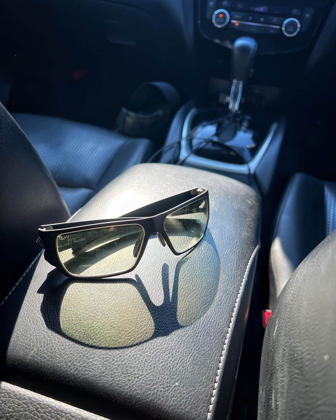 みりどる乙夜のインスタグラム：「GATORZ "SPECTER" お出かけのときはこれ🕶️☀️  #gatorz #gatorzjapan #bikini #summerstyle #アイウェア #サングラス #調光 #夏」