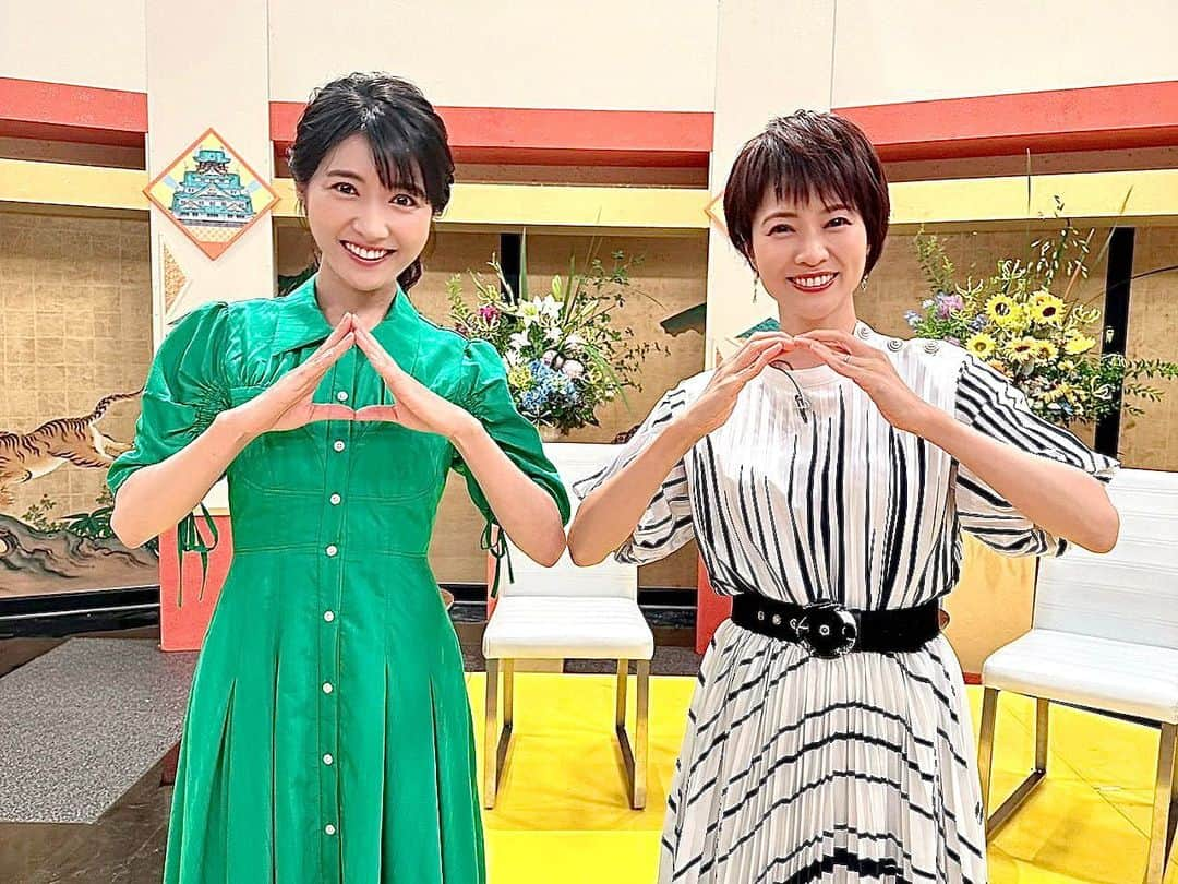 久保井朝美さんのインスタグラム写真 - (久保井朝美Instagram)「🏯※再投稿 NHK総合「日本最強の城」 ご覧いただいたみなさま❤️ ありがとうございました😊  村井さんと意気投合して 恵さんからは 「2人はグループ？」と 言われて嬉しい限りです😍  一緒にお城めぐりを計画中✨  行きたいお城も被ってた❣️ めちゃくちゃ楽しみです🥹  写真のお城ポーズ✨ 村井さんは唐破風 私は入母屋破風です🏯 （千鳥破風にも見える🧐）  はふ💓はふ💓  #日本最強の城 #村井美樹 #久保井朝美 #唐破風 #入母屋破風 #千鳥破風 #お城好き女子 #城ガール #お城めぐり #日本の城」8月1日 12時20分 - asami_k920