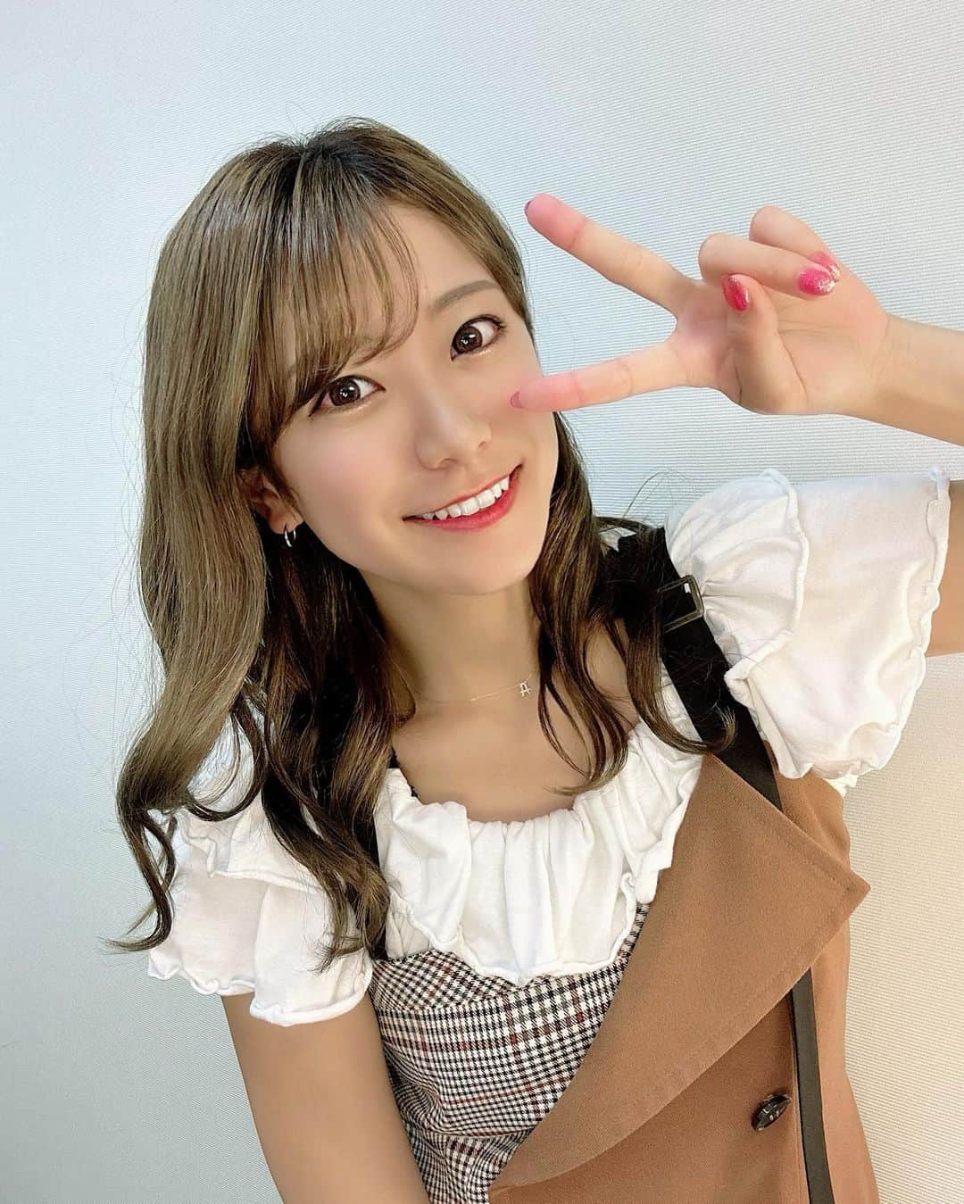 福本愛菜のインスタグラム：「THE ARTMAKE TOKYO銀座院でずっとやってみたかったリップアートしてきた〜💋  元の唇の色がくすみがちやったのが気になってて🥹痛みがこわくてやるの躊躇ってたんやけど痛みも全然大丈夫やったから何をびびってたのやら😂😂😂笑  色入れてもらったら顔の印象まで明るくなった〜🥺最高すぎる🥺❤️  2枚目はやってもらった直後やから濃いめやけど2.3日経ってからはちょうど良い色に落ち着いたよ💋 2回するとだいぶ定着するみたいやから次も楽しみ🤭  担当は安定に谷田さん🫶🏽❤️ 眉毛のときもやけどしっかりカウンセリングもしてくれはるから安心して任せられるのよ😮‍💨💓  谷田さんに担当してもらいたい方は指名必須やから谷田さんにDMするかプロフィール欄にあるリンクから問い合わせてみてね〜🥰  #THEARTMAKETOKYO #リップアート #リップアートメイク #リップ #美容 #💋」