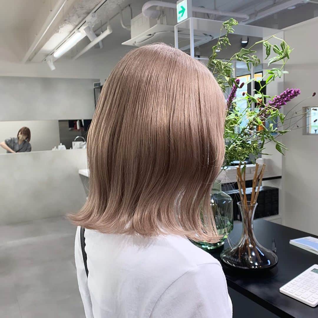 Beleza_official_instagramのインスタグラム：「ミルクティーベージュ ミルクティーグレージュ🎀 人気のcolor♡  #ブリーチ2回 から♡  ＊選択クーポン＊ 【emi指名限定】と記載のメニューからお選びください  カット＋Wカラー＋内部補修トリートメント　¥20,000〜 カット＋ハイブリーチカラー＋内部補修トリートメント　¥26,400〜  ご予約はプロフィールに記載のURLホットペッパー又は、dmから 初回は髪の履歴や状態によりお時間が長くかかる可能性がありますのでハイブリーチメニューでのご予約がオススメです❕  ブリーチはだれを任せるかで仕上がりも、今後の髪の状態もとっても差がでる技術です ハイクオリティなヘア是非お任せください🎀  来店時にケアの方法もたっぷり お伝えします♡ ダメージレスでムラのない艶ハイトーン一緒に育てていきましょう🌙💫  #ヘアカラートレンド#リタッチブリーチ#ブリーチカラー#ブロンド#ハイトーン#ハイトーンカラー#ハイトーンピンク#ピンクカラー#ハイトーンミルクティー#グレージュカラー#ミルクティー#ミルクティーカラー#ピンクミルクティー#ミルクティーベージュ#ブロンドヘアー#ブロンドカラー#インナーカラー#ハイトーンボブ#ホワイトピンク#ピンクベージュ#ピンクブロンド#ホワイトベージュ#ホワイトカラー#ホワイトブロンド#抜きっぱなし#抜きっぱなしブロンド#emi_special」