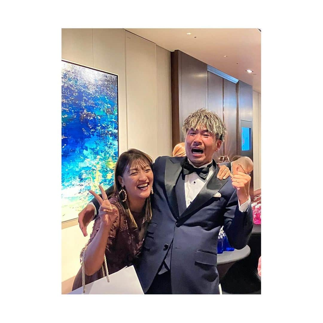 RENA（久保田玲奈）のインスタグラム：「7/29お友達のカズとゆうきちゃんの結婚式に お邪魔させていただきました😌❤️❤️❤️  入場式から号泣する新郎🤣 終始めっちゃ泣くから笑っちゃったよ笑 ほんとカズっぽい笑  現役の時はここまで仲良くもなく （むしろお互い嫌ってたかな笑） 今こんなに仲良くなるなんて､､､だよね🤣 これからも宜しく✌️✌️✌️  ゆうきちゃんの美に癒されました。 愛溢れる結婚式でほっこり💓  本当におめでとう✨✨✨」