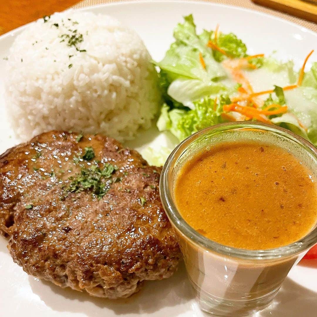 乾雅人さんのインスタグラム写真 - (乾雅人Instagram)「Le Point@プノンペン プノンペン市内は超高級カンボジア料理店、イタリアン、フレンチ、ステーキ、中華からラーメン屋まであり、食べるところに全く不自由しない。更にサウナ施設は既訪を含め、分かっているだけで20数軒。 サウナ終わりの「日本的な洋食を食べたいな」気分にはコチラがベスト。 日本人の美人女性オーナーが出迎えてくれる。 前回訪問時に味の方は確認済み。どれを頼んでも間違いない。予めInstagramをチェックしておいたので、ナポリタンとハンバーグを迷わずお願いした。 「そう！これこれ！」の安心感、居心地の良さが抜群。 広い店内は会食にもうってつけ。 プノンペン滞在時のベースにするべきレストラン。 ありがとうございました。 @lepointcbpp」8月1日 12時24分 - inuimasato