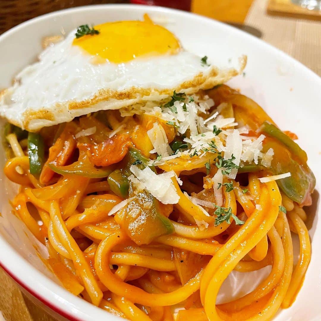 乾雅人のインスタグラム：「Le Point@プノンペン プノンペン市内は超高級カンボジア料理店、イタリアン、フレンチ、ステーキ、中華からラーメン屋まであり、食べるところに全く不自由しない。更にサウナ施設は既訪を含め、分かっているだけで20数軒。 サウナ終わりの「日本的な洋食を食べたいな」気分にはコチラがベスト。 日本人の美人女性オーナーが出迎えてくれる。 前回訪問時に味の方は確認済み。どれを頼んでも間違いない。予めInstagramをチェックしておいたので、ナポリタンとハンバーグを迷わずお願いした。 「そう！これこれ！」の安心感、居心地の良さが抜群。 広い店内は会食にもうってつけ。 プノンペン滞在時のベースにするべきレストラン。 ありがとうございました。 @lepointcbpp」