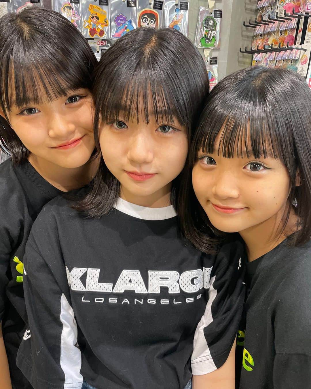 のインスタグラム：「今日は撮影day！！  雷がすごい鳴ってるー⚡️⚡️  お昼ご飯食べたら眠くなってきちゃったけど最後まで頑張ります👍  _ _ _ _ _ _ _ _ _ _ _ _ _ _ _ _ _   ◽️YouTube◽️ ろこまこあこチャンネル ▶︎夏休み毎日投稿中  ろこチャンネル ▶︎木曜日　17時〜  ライブ配信 ▶︎毎日投稿中お休み  ◽️TikTok◽️ ろこまこあこ ▶︎ atukiyo0311 ろこ（母管理）▶︎ rocoz.0517rma  ◽️Instagram◽️ ろこ（母管理）▶︎ @rocoroco0517 まこ（母管理）▶︎ @macomacomacorun  あこ（母管理）▶︎ @acoacoaconz  _ _ _ _ _ _ _ _ _ _ _ _ _ _ _ _ _ _  #kidsfashion#三姉妹#youtube#youtuber#ろこまこあこ#キッズコーデ#小学生コーデ#jc2#js6#twins#双子#コーデ#kids#毎日投稿中」