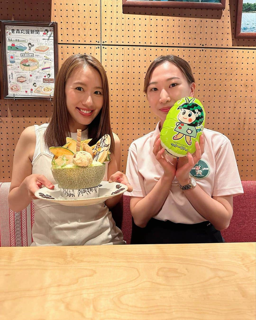 守永真彩のインスタグラム：「. . tcn「てれらじあらぶんちょ」  昨夜は青森県つがる市運営 『果房 メロンとロマン』をご紹介しました🍈✨  私、実は人生で初めてメロンソーダを飲んだのですが、もうメロンそのもの😳🍈 微炭酸で暑い夏にもぴったりでした☀️ 美味しかったです✨  そして.... 生放送中サプライズが！！ なんと、メロンパフェでお誕生日お祝いしてくださったんですー🎂  嬉しい＆びっくり🥹❤️  トッピングのデザートも全部美味しかったです❤️ tcnあらぶんちょチームの皆様、お店の皆様、ありがとうございました😊  【放送日時】 7月31日（月）～8月6日（日）  毎日 🔷地デジ10ch 15：30、19：30、22：00 🔷地デジ11ch  11：30、14：30、17：30 🔷地デジ102ch 23：30  p.s. お店の方でKEIBAコンシェルジュファンの方がいらっしゃって、色々お話しできて嬉しかったです😋  #メロン　#メロンとロマン #青森県　#つがる市 #神楽坂 @arabunchokun_tcn  @melonandroman」