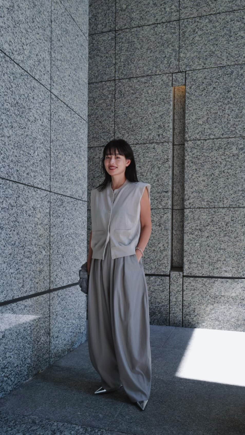 JUNNAのインスタグラム：「あの  #ETREキャバルリーツイルワイドパンツ  とにかくシルエット可愛い！のお声で大人気のパンツ。  入荷の度お品切れが続いておりましたが、リクエストにお応えして2色の新作を追加し3色展開でご予約販売がスタート致します🏃‍♀️💨  お見逃しなく...  @etretokyo   tops/ @etretokyo Autumn pants/#ETREキャバルリーツイルワイドパンツ bag/ @newbottega  shoes/ #BottegaVeneta  #156cm」