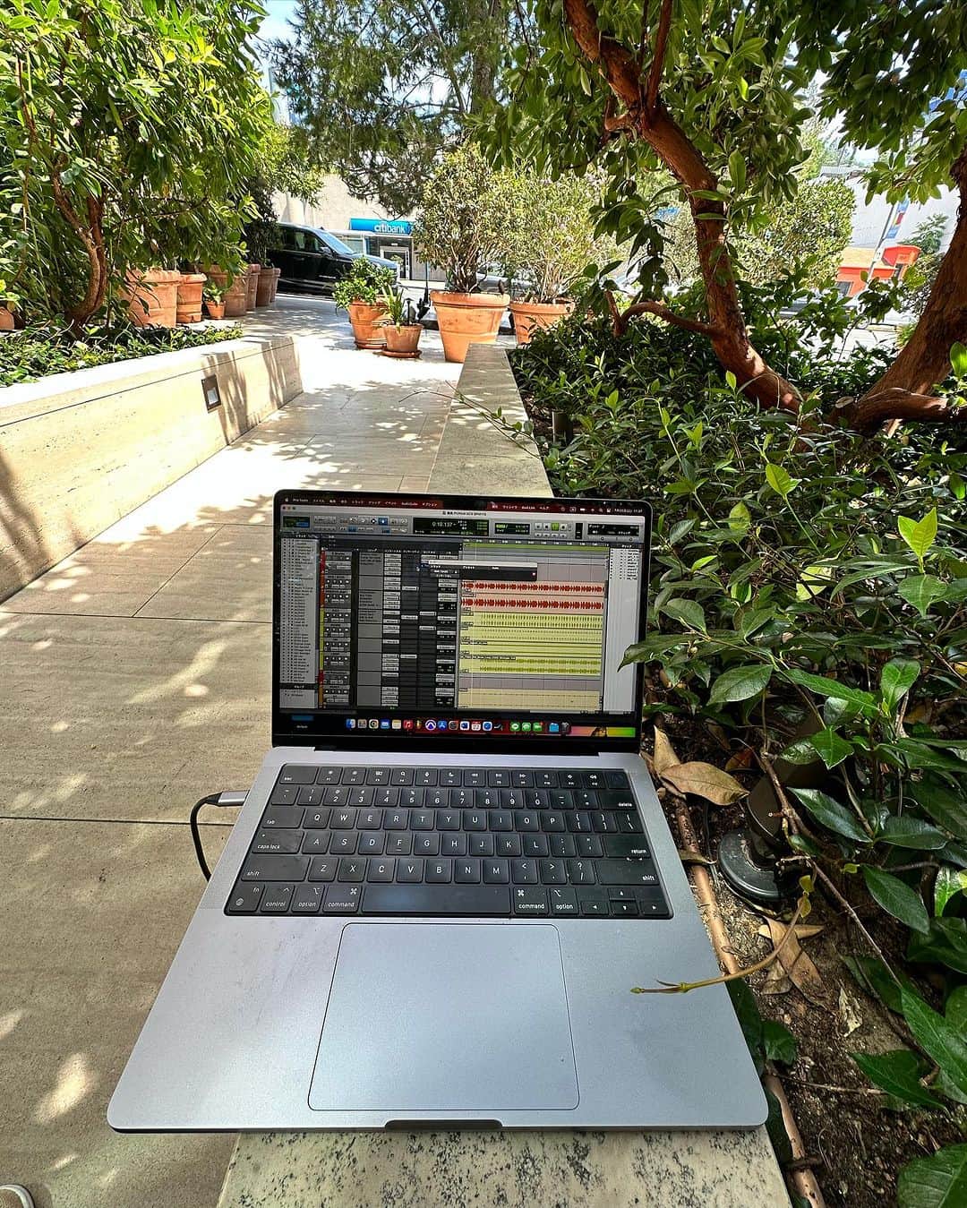 GeGのインスタグラム：「travel × Mac book Pro at Los Angeles #dtm #life #どこでも制作できる世の中になって最高だね」