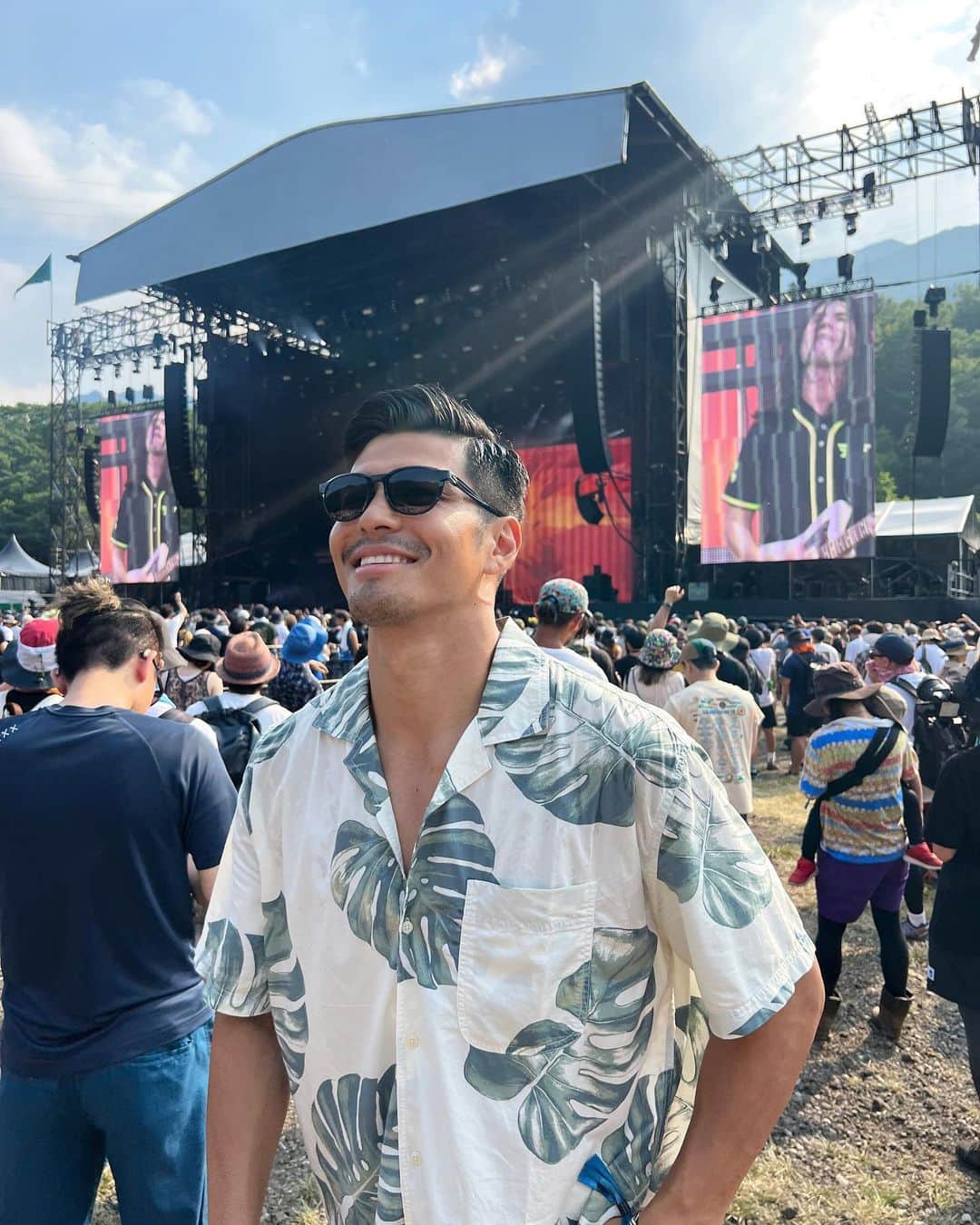 アメリカンイーグルのインスタグラム：「初めてのフジロック⛰️🎸  @americaneaglejpのアイテムがフェスで大活躍✨ 大柄デザインのシャツに動きやすくて伸縮性のあるダメージのショートデニム  フェスはおしゃれして楽しみしたいし機能性も大事🎵 暑さ対策も忘れずにみんなで楽しい時間を過ごしましょ‼︎  #アメリカンイーグル #americaneaglejp  #AEジーンズ #TheSummerofUs」