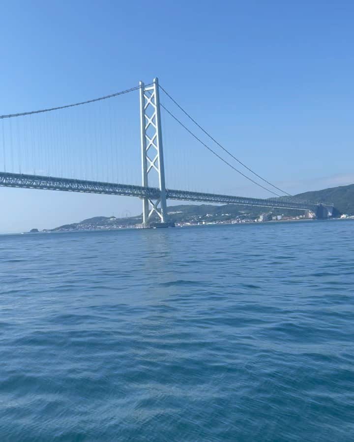 森夏子のインスタグラム：「👙 明石海峡大橋🏖️  夏はやっぱりこうじゃないと☀️  風の音〜🎵 海の匂い〜🚤  10日間で 👙2回　⛳️1回  もう真っ黒😅  #夏はやめられない  #明石海峡大橋  #潮の流れが速い  #陸より涼しい  #淡路島」
