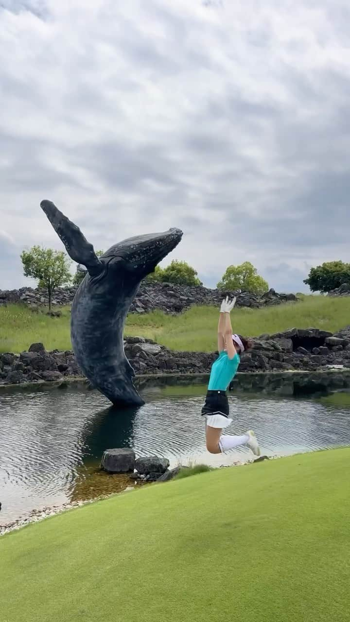 古田ちさこのインスタグラム：「🌺⛳️🐳  #吉井カントリークラブ   海もパームツリーも全くないのにリゾート感満載なゴルフ場🌈  くじらだけじゃなくてイルカや亀もいるよ🐢🩵  溶岩は雰囲気たっぷりだけど当たるとエグい跳ね方するので恐ろしいです🌋🥹  入ってる組数も少なくてこの日は前も後ろも見かけることがなかった🧚  絶対にまた来たくなるゴルフ場☺️🐬  ウェアは @lecoqsportifgolf_rijoume だよ♡ リゾートっぽくしたくてエメラルドカラーにしたのですが近くの中学校のジャージの色と丸かぶりだった🤣🚲  #ゴルフ #golf #ゴルフ女子 #ゴルフ場 #golflife #ゴルフコーデ #ゴルフ好き #ゴルフファッション #ゴルフ女子コーデ #rijoume #リジューム #lecoqsportif #lecoqgolf #ルコック #ルコックスポルティフ #リゾートゴルフ #吉井町 #群馬ゴルフ」