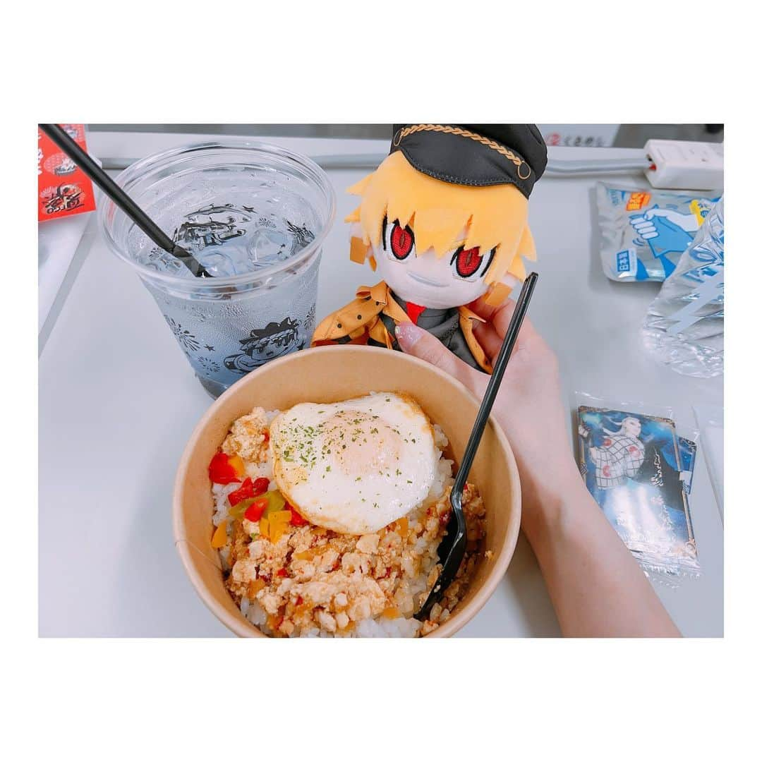 大久保瑠美さんのインスタグラム写真 - (大久保瑠美Instagram)「⁡ ⁡ ★ FGO Fes. 2023 ★ ⁡ 2日間のステージの感想！ 改めて、ありがとうございました！ ⁡ ⁡ まず1日目！私が登壇したステージは、 「FGOキャスト大集合トーク！」 MCを担当させて頂きました✨ フェス初参加の方も多く、とても濃ゆくて、 楽しくて、エモいお話が色々聞けましたね！ 私もMCながら大興奮して大暴れしました(笑) キャストの皆さんのトークが面白すぎて、 1時間が体感一瞬でした😊 ⁡ ⁡ 控え室では森遥香さんにも会えました！ 2021年の「FGO知識王」の際に 司会を務めてくださったアナウンサーさんです✨ たわし…宝具2…うっ頭がっ… ⁡ ⁡ そして2日目！ 朝イチのステージは「Fate/Grand Order カルデア・ラジオ局 Plus Fes出張版 Day2」 ガレス役の桑原由気ちゃんがゲストに 来てくださいました〜👏🏻 くわちゃんは本当に可愛くて癒しで、 ガレスちゃんへの想いも色々聞けて、 とても充実した時間でした…( ˘ω˘) 我々の推しプレゼンができたのも楽しかった！ ⁡ ⁡ そして2つ目のステージは、 「キャラクターピックアップトーク  ～イベントサーヴァントの宴～」 こちらのステージもMCを担当しました！ こちらも濃ゆかったですねぇ〜(笑) イベントの配布サーヴァント縛りだったのに、 皆さんの高速詠唱が止まらない止まらない！ ついでに私も止まらない！！！ 太田さんが隣にいてくださって本当に助かりました…😌 でもどの方の高速詠唱(お話)も楽しかったので 流石のメンバーでした！ あおちゃんとも久しぶりに一緒のステージで 嬉しかったです〜♡ ⁡ ⁡ 最後のステージは、 「Fate/Grand Order カルデア放送局 裏SP」 メインステージの発表を見ながら、 台本無しで自由にトークする裏番組！！ 「Memorial Movie 2023」に泣いたり、 お客さんに話しかけたり、全然関係ない話をし始めたり、 新情報のタイミングで一緒に盛り上がったり… 自由で、楽しくて、最高でした(つД`)･ﾟ･ こちらのステージに足を運んでくださった皆さん、 ありがとうございました！ 最後テンション上がって 「今日だけは許そう、課金は家賃超え！」 って言ってコーレスまでさせてしまいました🙇‍♀️ ノリよく返してくださってありがとうございます🤣 まぁあくまでノリですので、 最後はご自分のお財布と相談してね！👛笑 ちなみに写真はそれぞれの推しを小林くんに プレゼンする私と美海ちゃん！ ⁡ ⁡ そしてこれらの配信をご覧になってくださった皆さんも、 たくさんの応援やコメントありがとうございました！！ ⁡ 2日間ずっと一緒にいてくれた ギルぬい様もありがとうね〜ﾅﾃﾞﾅﾃﾞ ガパオライス食べようね😋🍴 ⁡ ⁡ ⁡ ⁡ FGOもついに8周年✨✨ 周年サーヴァントのトネリコを幸せにしつつ、 ランサーエリザを120目指しつつ、 これからもFGOに関われる幸せを噛み締めつつ、 エリザベートとアストルフォ、そして 全てのサーヴァントと作品、何より 応援してくださる皆さんを大切にしながら、 また来年もこの場所でお会いできたらと思います！ ⁡ ⁡ 2日間、本当にありがとうございました🫶🏻 ⁡ ⁡ ⁡ #FGO #FGOフェス #FGO8周年」8月1日 12時48分 - rumirumi_81