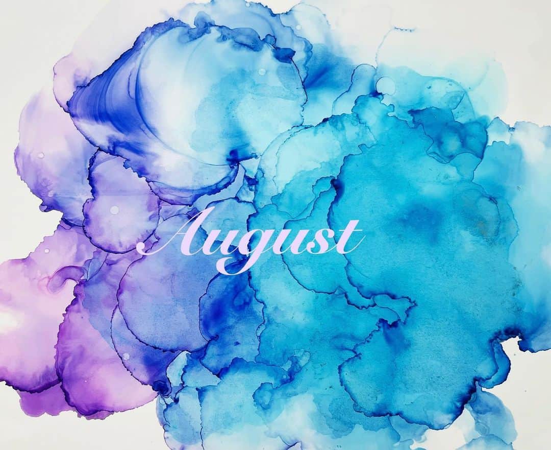 望月理恵さんのインスタグラム写真 - (望月理恵Instagram)「8月が始まりました。  全国的に平年より暑く、 7月下旬から8月上旬にかけてが 暑さのピークだそうです。  まだまだ酷暑が続きますが どうぞご自愛ください。  絵も涼を求め ブルーばっかり使ってしまいます☺️ @mochieeart28  違うブルーのアルコールインクアートもアップしています。  #夏 #酷暑 #大気の状態が不安定 #今、カミナリ激しいです😭 #アルコールインクアート」8月1日 12時44分 - mochiee28