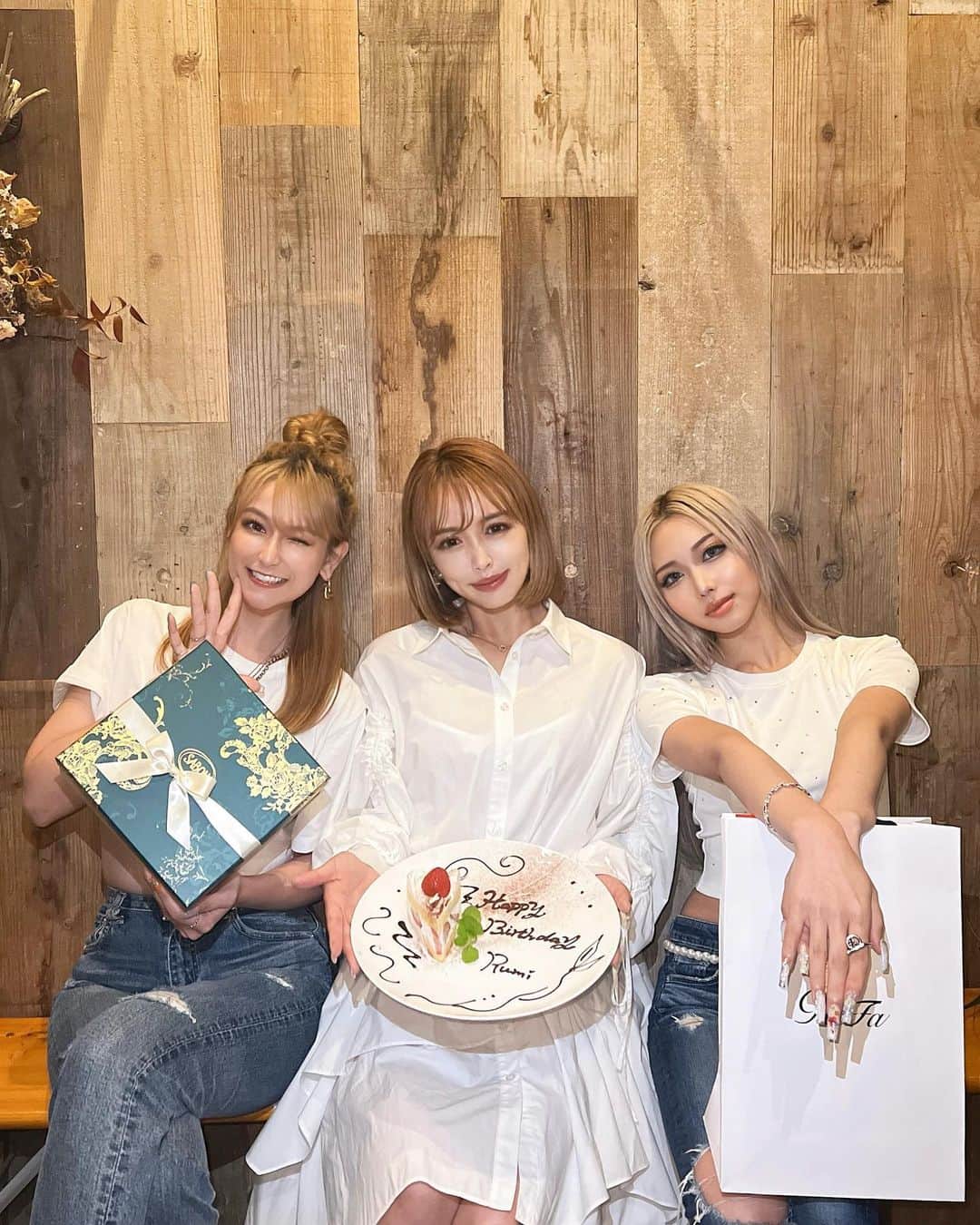 板橋瑠美のインスタグラム：「Gal 3姉妹❤︎  可愛すぎるギャル2人に、誕生日のお祝いしてもらいました💓  3人並ぶと色んな意味でビジュ強すぎて大好きな写真たくさん載せきれません😘  しっかり者で可愛い2人が愛おしいです❤️  3人でまたあそぼうねʕ•̫͡•ོʔ•̫͡•ཻʕ•̫͡•ʔ•͓͡•ʔ Love💓」
