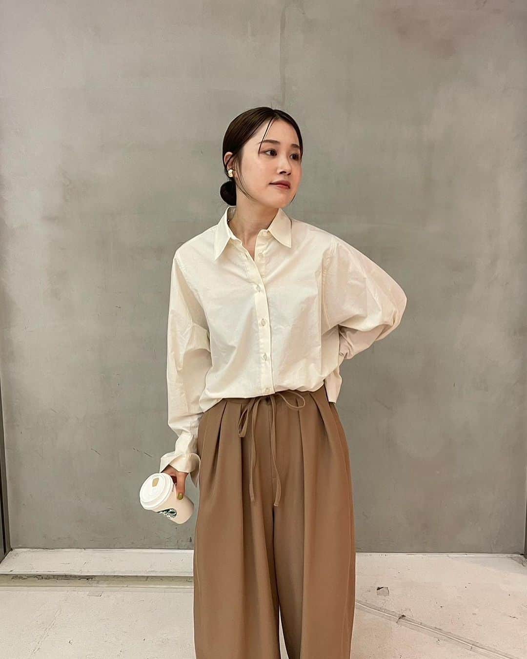 ETRÉ TOKYO ストアさんのインスタグラム写真 - (ETRÉ TOKYO ストアInstagram)「@etretokyo  【8/3 New Arrival】 ㅤㅤㅤ ㅤㅤ #ETREキャバルリーツイルワイドパンツ CAMEL / NAVY / GREY S.M size ¥29,700(tax in) ㅤ  新宿スタッフ @etretokyo_nami 167cm @etretokyo_risa 160cm @etretokyo_sae 168cm  着用カラー：CAMEL 着用サイズ：M size  - - - - - - - - - - - - - - - - - - - - - - - - - - - -  商品詳細はTOPページURLよりチェック🔍 ›› @etretokyo_store  ㅤㅤㅤ スタッフコーディネートも毎日更新中【 #etretokyo_staff_ootd 】をフォロー🐿️  TOPページの"フォロー中"から 気になるスタッフのアカウントをフォロー🤝  ㅤㅤㅤ ㅤㅤ  - - - - - - - - - - - - - - - - - - - - - - - - - - - - ⁡  【INFORMATION】 ⁡ㅤㅤㅤ ⁡ ※ 8/3(木)発売のアイテムは 8/4(金)12:00よりお在庫のある場合、ルミネカード会員様限定で店舗通販のご利用が可能です。  ⁡ ※お電話がつながりにくい可能性がございます。 ⁡ ※また混雑時には入場制限及び 試着点数の制限を設けさせて頂きます。 予めご了承ください。 ⁡ ⁡ ご理解、ご協力を賜りますよう 心よりお願い申し上げます。   ㅤㅤㅤ 【LUMINE SHINJUKU STORE】 ETRÉ TOKYO ルミネ新宿2店 TEL：03-5989-0979  ー営業時間ー (平日、土日祝)11:00-21:00 ⁡ #etretokyo#etre#fashion#etretokyoshinjuku #etre#2023etre#etretokyo_staff_ootd#2023aw #ルミネ新宿2 #新作紹介 #秋ファッション #秋スタイル #スタッフスナップ #シンプルコーディネート#シンプルファッション #白黒コーデ #ワントーンコーディネート #ベージュパンツ #タンクコーデ #シャツコーディネート」8月1日 12時48分 - etretokyo_store