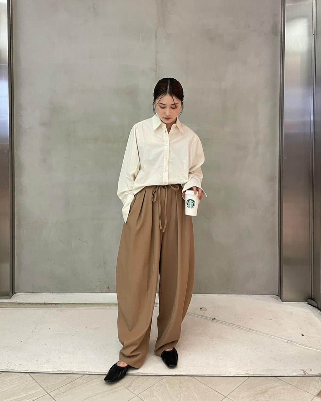 ETRÉ TOKYO ストアさんのインスタグラム写真 - (ETRÉ TOKYO ストアInstagram)「@etretokyo  【8/3 New Arrival】 ㅤㅤㅤ ㅤㅤ #ETREキャバルリーツイルワイドパンツ CAMEL / NAVY / GREY S.M size ¥29,700(tax in) ㅤ  新宿スタッフ @etretokyo_nami 167cm @etretokyo_risa 160cm @etretokyo_sae 168cm  着用カラー：CAMEL 着用サイズ：M size  - - - - - - - - - - - - - - - - - - - - - - - - - - - -  商品詳細はTOPページURLよりチェック🔍 ›› @etretokyo_store  ㅤㅤㅤ スタッフコーディネートも毎日更新中【 #etretokyo_staff_ootd 】をフォロー🐿️  TOPページの"フォロー中"から 気になるスタッフのアカウントをフォロー🤝  ㅤㅤㅤ ㅤㅤ  - - - - - - - - - - - - - - - - - - - - - - - - - - - - ⁡  【INFORMATION】 ⁡ㅤㅤㅤ ⁡ ※ 8/3(木)発売のアイテムは 8/4(金)12:00よりお在庫のある場合、ルミネカード会員様限定で店舗通販のご利用が可能です。  ⁡ ※お電話がつながりにくい可能性がございます。 ⁡ ※また混雑時には入場制限及び 試着点数の制限を設けさせて頂きます。 予めご了承ください。 ⁡ ⁡ ご理解、ご協力を賜りますよう 心よりお願い申し上げます。   ㅤㅤㅤ 【LUMINE SHINJUKU STORE】 ETRÉ TOKYO ルミネ新宿2店 TEL：03-5989-0979  ー営業時間ー (平日、土日祝)11:00-21:00 ⁡ #etretokyo#etre#fashion#etretokyoshinjuku #etre#2023etre#etretokyo_staff_ootd#2023aw #ルミネ新宿2 #新作紹介 #秋ファッション #秋スタイル #スタッフスナップ #シンプルコーディネート#シンプルファッション #白黒コーデ #ワントーンコーディネート #ベージュパンツ #タンクコーデ #シャツコーディネート」8月1日 12時48分 - etretokyo_store