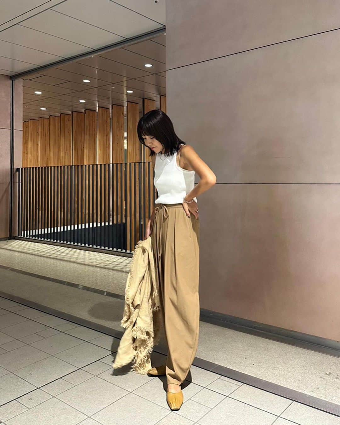 ETRÉ TOKYO ストアさんのインスタグラム写真 - (ETRÉ TOKYO ストアInstagram)「@etretokyo  【8/3 New Arrival】 ㅤㅤㅤ ㅤㅤ #ETREキャバルリーツイルワイドパンツ CAMEL / NAVY / GREY S.M size ¥29,700(tax in) ㅤ  新宿スタッフ @etretokyo_nami 167cm @etretokyo_risa 160cm @etretokyo_sae 168cm  着用カラー：CAMEL 着用サイズ：M size  - - - - - - - - - - - - - - - - - - - - - - - - - - - -  商品詳細はTOPページURLよりチェック🔍 ›› @etretokyo_store  ㅤㅤㅤ スタッフコーディネートも毎日更新中【 #etretokyo_staff_ootd 】をフォロー🐿️  TOPページの"フォロー中"から 気になるスタッフのアカウントをフォロー🤝  ㅤㅤㅤ ㅤㅤ  - - - - - - - - - - - - - - - - - - - - - - - - - - - - ⁡  【INFORMATION】 ⁡ㅤㅤㅤ ⁡ ※ 8/3(木)発売のアイテムは 8/4(金)12:00よりお在庫のある場合、ルミネカード会員様限定で店舗通販のご利用が可能です。  ⁡ ※お電話がつながりにくい可能性がございます。 ⁡ ※また混雑時には入場制限及び 試着点数の制限を設けさせて頂きます。 予めご了承ください。 ⁡ ⁡ ご理解、ご協力を賜りますよう 心よりお願い申し上げます。   ㅤㅤㅤ 【LUMINE SHINJUKU STORE】 ETRÉ TOKYO ルミネ新宿2店 TEL：03-5989-0979  ー営業時間ー (平日、土日祝)11:00-21:00 ⁡ #etretokyo#etre#fashion#etretokyoshinjuku #etre#2023etre#etretokyo_staff_ootd#2023aw #ルミネ新宿2 #新作紹介 #秋ファッション #秋スタイル #スタッフスナップ #シンプルコーディネート#シンプルファッション #白黒コーデ #ワントーンコーディネート #ベージュパンツ #タンクコーデ #シャツコーディネート」8月1日 12時48分 - etretokyo_store
