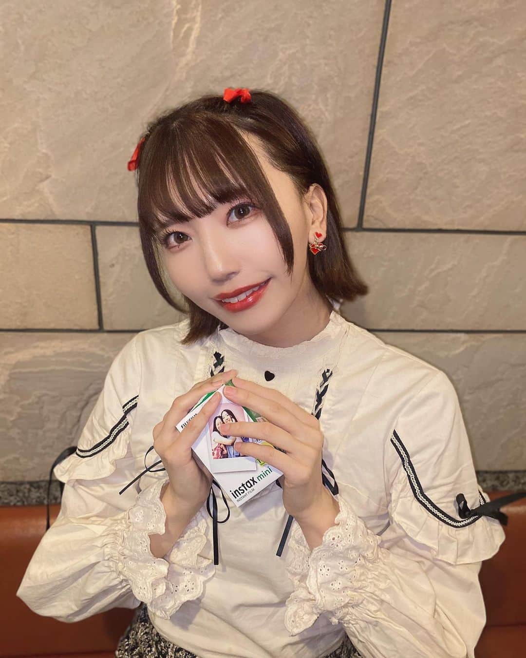 石原美沙紀のインスタグラム：「#アップルボム仮 全公演終演ありがとうございました☺︎  のりえ〜 一緒に消し炭になったねえ😢♡  推しのプライベートなんぞちょっとは見せてほしいけど、ステージで輝いてる姿が一番好き。というのは私が誰かを推すならば、きっと同じ考えをするかもしれないな、と思いすごく気持ちがわかって胸が苦しかった。  もちろんプライベートのときの推しの幸せだってずっと願ってるんだけどそのステージに立つにあたってのこれまでしてきたであろうすべての努力とか、応援してくれる"すべての人"を大切にしたうえで、夢を叶えて行く、輝きを見せてくれるあなたが好きなんですよ。ステージで輝く幸せを掴んでるあなたが一番見たい。  くぅ〜  自分自身もアイドルとして全力でやってきたことがあるからこそ、色んな応援を受け取ってきたし、見てきました。  オタク解像度高いと言っていただけたのは、クソデカ感情をそのまま自分にずしんと憑依させてたらシンプルにああなったというのもあるけど、みっさっはずっとファンのみなさまと一歩ずつ一歩ずつ、歩みを進めながら、そのおかげで10年も活動することができているので、みんなといつも近くにいたからこそ、あるあるがわかるところはあったと思います🤭笑 これまで応援してくれた全てのオタクが愛おしいし好きだよ  ぜひ、これからも近くで応援よろしくお願いします🙏 石原美沙紀も、求めてもらえないと輝くことはできないので。 たくさん必要だよってことを示してもらえたら嬉しいです🥰  でぃすてぃにー  #アップルボム仮　楽しかったです🍎💣 まだ配信で見れるから見てね😉」