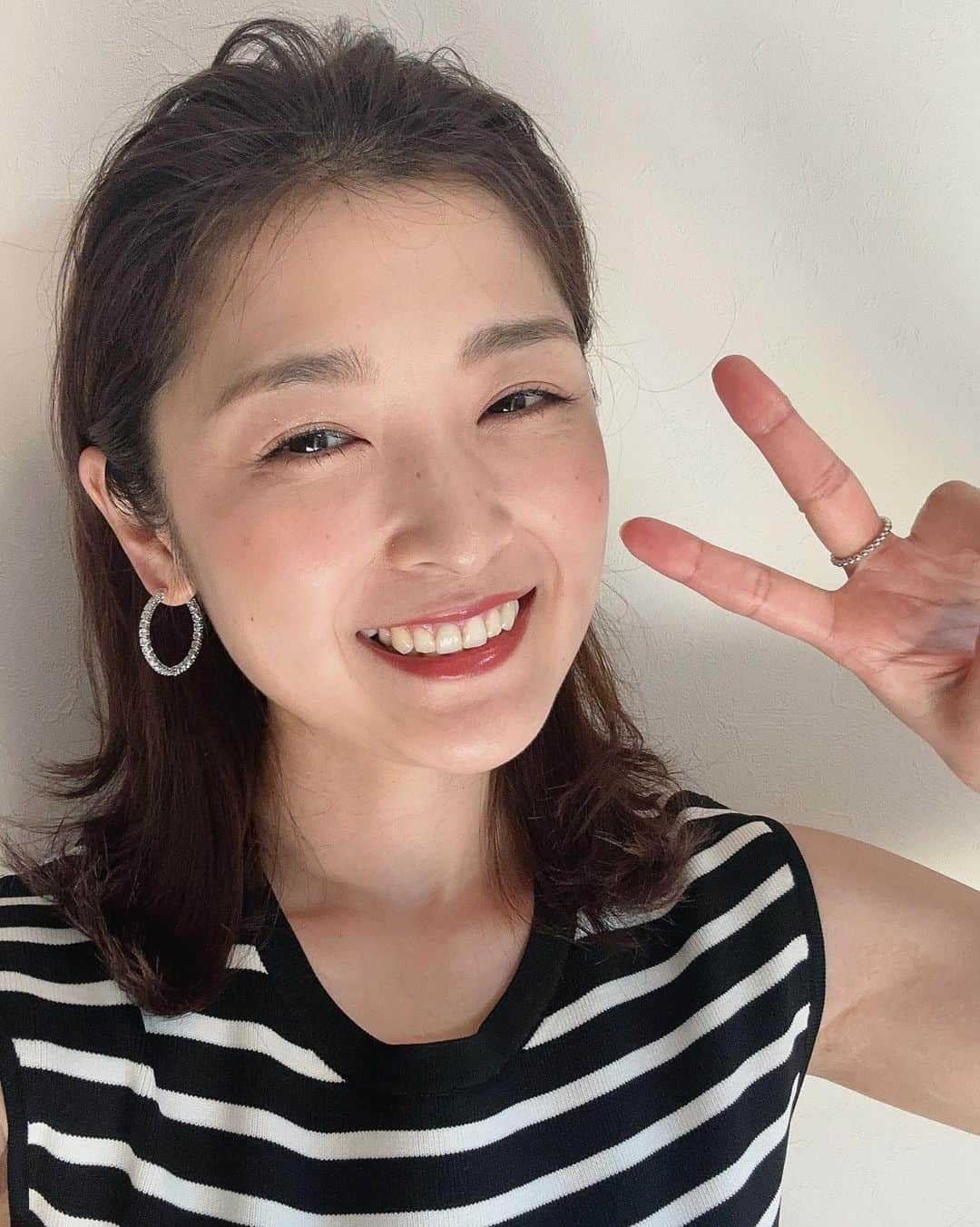 石川梨華のインスタグラム：「おめかし💄  一目惚れしたワンピースを着て @nolleys_official  一目惚れしたピアスをつけて @swarovski  お気に入りのサンダル履いて @tsurubymarikooikawa  ワクワクしながらオシャレした日✨ アイシャドウとリップは愛ちゃんとゆきりんのコスメを使ってピンク系に🩷  最近美意識のモチベーションが高くなってます😆✌️  #石川梨華 #モーニング娘og #リアル梨華 #二児の母 #年子やんちゃボーイズ #おめかし #楽しい」
