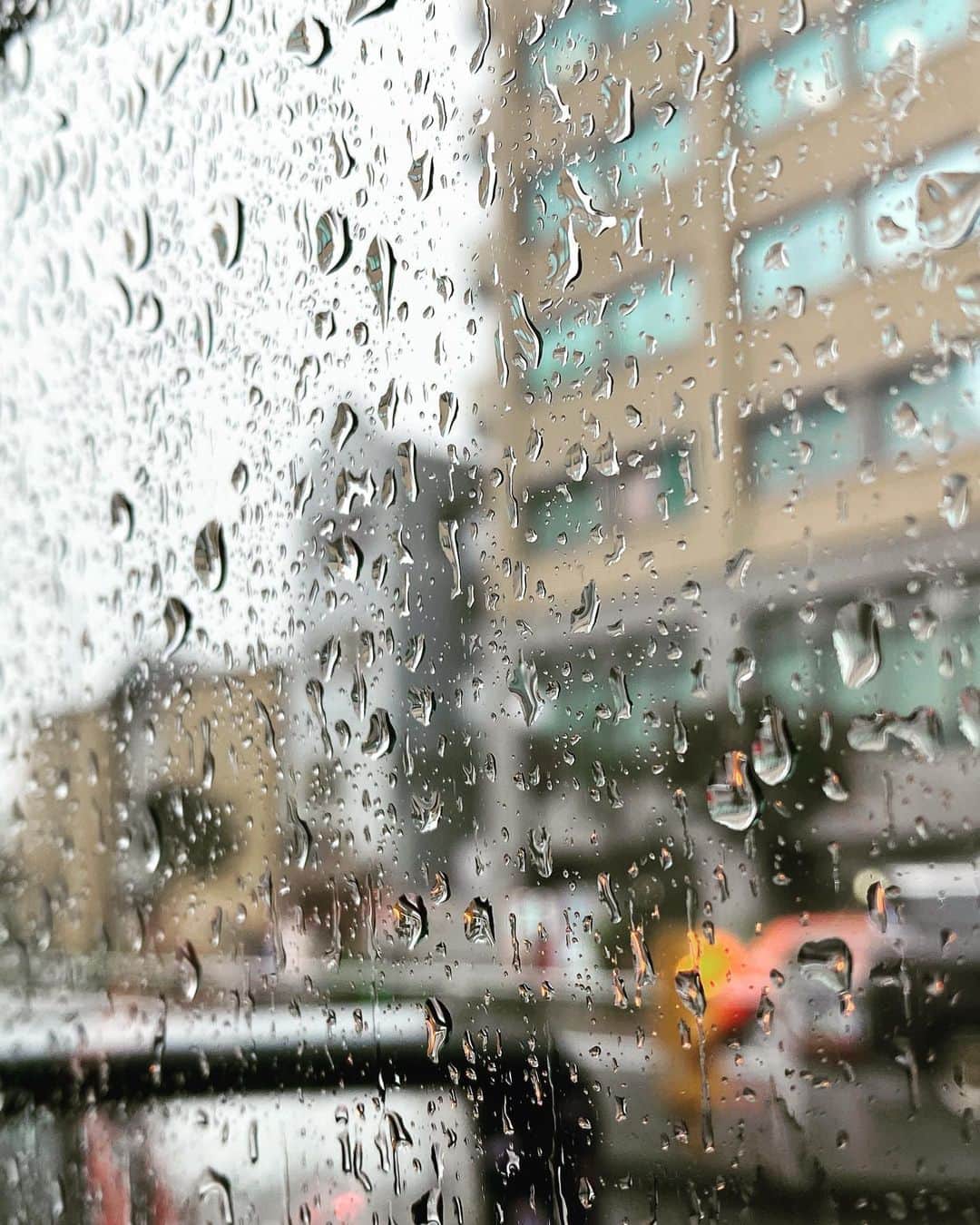 関智一のインスタグラム：「す、すごい雨！ 雷鳴轟く信濃町  #ゲリラ豪雨  #雷」