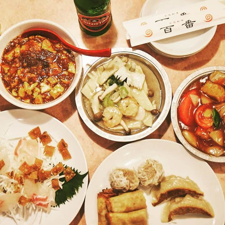 東急電鉄さんのインスタグラム写真 - (東急電鉄Instagram)「. 「中華料理 百番」老舗の中華ダイニング  東急線沿線で配布しておりますフリーペーパー『SALUS』8月号の「沿線街さんぽ」では、五反田から蒲田までを結ぶ池上線の戸越銀座のお店をご紹介しています。  「中華料理 百番」は、創業73年の老舗・中華料理店。3代目店主の白井 誠さんが18年前に、町中華から時代に合わせた中華ダイニングへとリニューアルしました。 メニューは、自家製麺を使用した名物の「特製酸辣湯麺」や夏季限定の「冷やし坦々麺」などの麺類が特に人気。そのほか、シュウマイや餃子、春巻きなどの自家製点心も定番です。 店頭では、点心をはじめ、酢豚やチャーハンなどのお総菜を終日テイクアウトでも販売中。 忙しい日や、キッチンでの調理が厳しい暑い日などにぜひご利用ください。  ※お出かけの際は、各店舗・施設のHPやSNS、お電話などで最新の営業情報をご確認ください。  #百番 #中華 #中華ダイニング #自家製面 #テイクアウト #酢辣湯麺 #坦々麺 #麺 #焼売 #餃子 #春巻き #天心 #酢豚 #チャーハン #戸越 #東急線グルメ #東急線中華 #池上線 #戸越銀座 #品川区 #東急電鉄 #東急線 #Tokyuline #salus #サルース」8月1日 12時54分 - tokyu_railways