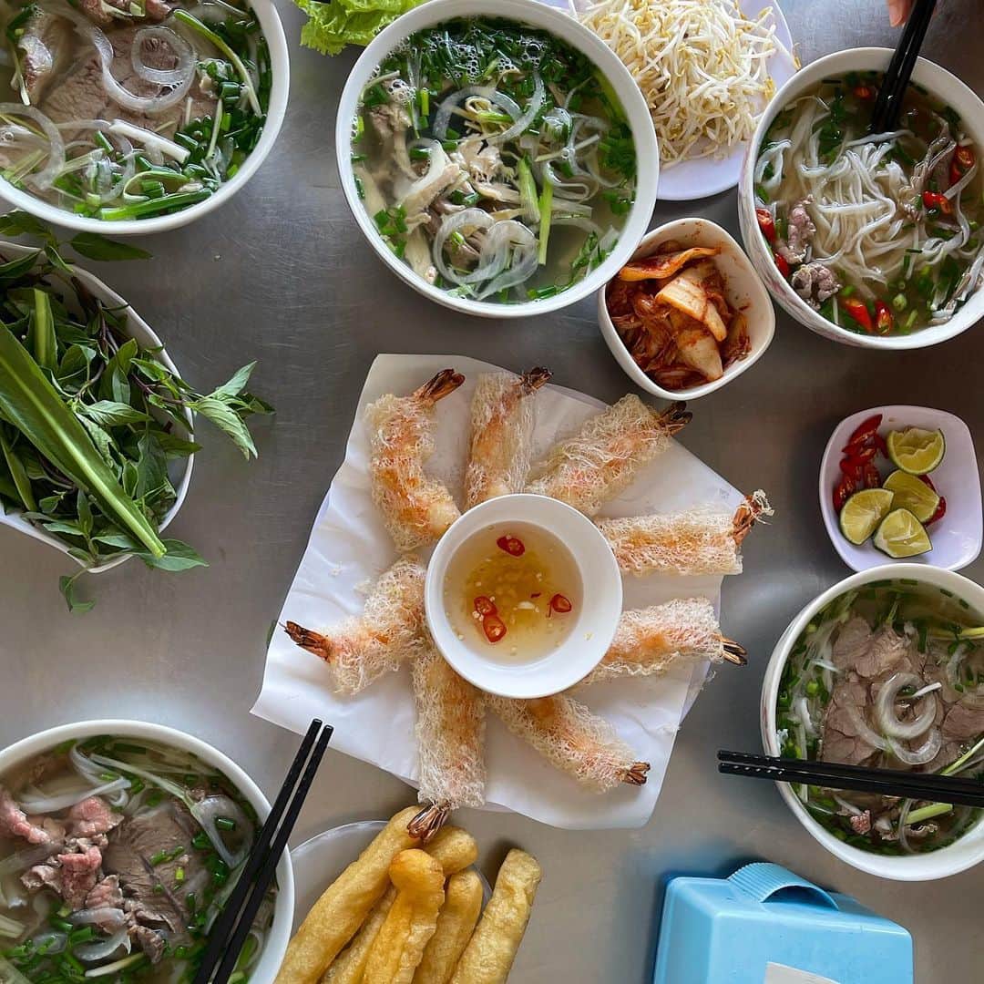 のインスタグラム：「ร้าน Pho ที่มีกิมจิและปาท่องโก๋ 🤔🥖🍜🥗」