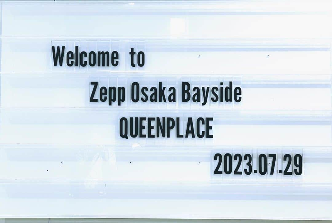 Kahonnaさんのインスタグラム写真 - (KahonnaInstagram)「2023.7/29【 𝐐𝐔𝐄𝐄𝐍𝐏𝐋𝐀𝐂𝐄 】  QUEENPLACEへ ご来場いただいたみなさま、誠にありがとうございました。 約1,000名のご来場者様、400名の出演者様。  みなさまのおかげで、テーマである 「絆」「挑戦」「愛」を実現することができて 終始、愛の溢れた暖かい空間となりました。  主催者として、出演者として、choreographerとしてで 過ごした日々が濃くて幸せいっぱいでした。  約10ヶ月間準備してきた中で 最初決まった時は信じられなくて… 良いイベントにしたい。その一心でした。 絶対にやり切る力、仲間を信じて突き進むこと。  YOSHIKIさんがあの時、背中を押してくれなければ この景色を見れることはありませんでした。 いつも助けてくださって、私に救いの手を 差し伸べてくれるのはYOSHIKIさんです。 本当に心からいつもありがとうございます。  全てブッキングさせていただいて沢山考えて 地方など関係なく、大好きな人たちで この日を迎えたかったのを、実現できたこと。 こんなにも愛に溢れた方々ばかりで 迎えれたこの日を一生忘れません。  苦戦したことやメンバーでは ぶつかりあったこともありましたが 更に絆や愛が深まった期間でした。 挑戦することの大切さ、 挑戦できるメンバーがいることの偉大さを感じました。  当日を迎えた時は夢のようで、ステージをみて涙がでて 私が大好きな方をブッキングさせてもらい その方々が集まってくれたおかげで愛の溢れた空間になりました。  まだまだ言葉がまとまらないですが 心からみなさんに感謝の気持ちがいっぱいです。  QUEENPLACEに関わってくださった 全ての方に、心より感謝を申し上げます。  この日まで沢山支えられてきました。 周りの方が支えてくれたからこそ 今の自分があり、この日がありました。  関西で大きなイベントをしたい。 愛のあるイベントをしたい。 みなさまの心に残るようなイベントをしたい。  それを実現させてくれたYOSHIKIさん。 それについてきてくれたK2CB Onana.Omiho.Kana.Sarara.SE-NA.YUuNA Ryoka.Sora.YU-NA.Nico.Rene.SENA あなた達を選んで本当に良かったです。  良いイベントだった、素晴らしかった 愛が溢れていた、また開催して欲しいなど たくさんのお声をいただく度に涙が溢れています。  仲間を大切にすることや、人と生きていくことが どれだけ日々の中で宝物なのかをしりました  この気持ちをずっと忘れずに 大好きなメンバーと共に これからも突き進んでいきますので 今後ともK2CBを Kahonnaをよろしくお願いいたします。  本当にありがとうございました。 また開催できるように頑張ります🔥  𝐊𝟐𝐂𝐁  #QUEENPLACE#GKKJ#K2CB#Osaka#DanceEvent  #Dance#GKKJTOKYO#SHOW#ZeppOsakaBayside #REDVSBLUE#FashionShow」8月1日 23時50分 - kahonnaaaa