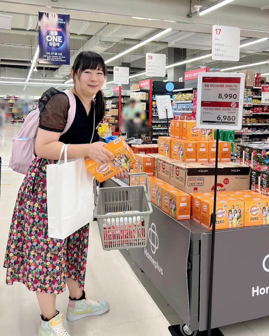 浜平恭子さんのインスタグラム写真 - (浜平恭子Instagram)「韓国からこんばんは(๑′ᴗ‵๑)✨ 友達が撮ってくれたショッピングをしている自然な姿❣️  #暑さで乱れた前髪 #サイドポケットから覗く除菌ティッシュ #バーコード見付けるの遅い  #韓国生活 #韓国ライフ #韓国移住 #海外移住 #移住生活 #韓国仁川 #仁川 #韓国料理 #韓国好きな人と繋がりたい #韓国カフェ  #韓国グルメ #韓国ファッション #韓国ショッピング #韓国ビューティー #韓国情報 #日韓夫婦 #韓国人夫 #浜平恭子 #ラジオDJ  #韓国旅行 #海外旅行 #韓国在住 #한일부부 #인천 #인천청라 #일본어성우 #라디오DJ」8月1日 23時51分 - hamahi1231