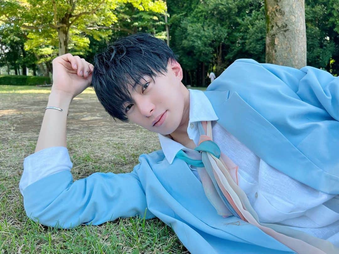 旭空汰のインスタグラム：「新曲「ゼロイチ」MV公開されました🎇🎇  YouTubeで公開中です！！  ぜひ見てください！  3人での新しいスタートラインとして 今回大きなことを達成したいとメンバーで話し合い、「登山」をしました！  1400mの山を登っては下り、計4つの山を登りました…！  6時間強の登山の末、見えた景色は本当にいい景色で、 達成してよかった、 みんなと一緒に来れてよかった！ そう思えました！  登山中もみんなで笑い合い、カメラを回し合い、音楽を聴いたり、みんなで歌いながら登山をしたり、 とても有意義な時間でした！  念には念を、と４Ｌの水分を持参したのですが、みんなに分け与えたり、 自分の飲むペースが速すぎたりで頂上に着いた時にはもうなくなっていました笑  それくらい過酷な炎天下の中みんなで成し遂げたことは一生の思い出であり、財産です… そしてこれを皆様にお見せできる形になれたのも本当に嬉しいです。  ずっと動画を回してくれてたけん、  この最高に素敵なMVを作ってくれたやゆ  みんなの水不足の救世主俺。  全員が違う部分で活躍してて  これがトラエラダァ…って改めてなりました！  本当にありがとう！  つ、次はもうちょっと低い山に登ろうね、！笑⛰  見てくれた方も本当にありがとうございます！  トラエラ、ファンの皆様全員まとめて  大好きです！！！！！！」