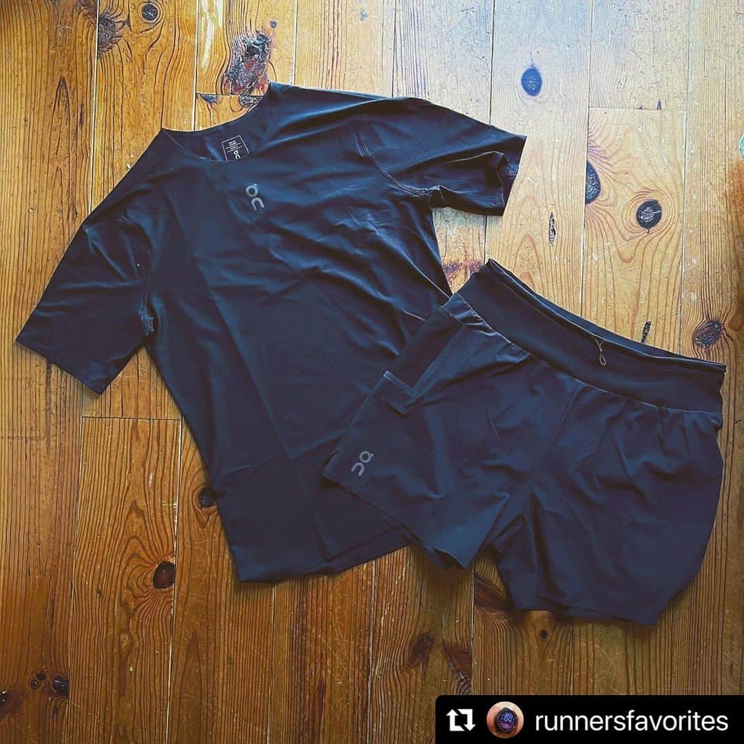宇野薫のインスタグラム：「僕ランナーズフェイバリット‼️  #Repost @runnersfavorites with @use.repost ・・・ *  Runners Favorites ランナーたちのお気に入り  0802 @caoluno   On Ultra-T, Ultra Shorts オン ウルトラ T ウルトラショーツ  「On Ultraシリーズのウェアは、元来トレイルランニングのために開発されたましたが、オンロードシーンでも最高。トップスは軽量性に優れ、着心地がよく、ショーツはポケットも沢山付いており機能的で、アウターを着ない夏場のランニングには非常にありがたい存在。ソリッドなオールブラックのカラーリングもお気に入りのポイントです」  #onrunning  #オンランニング」