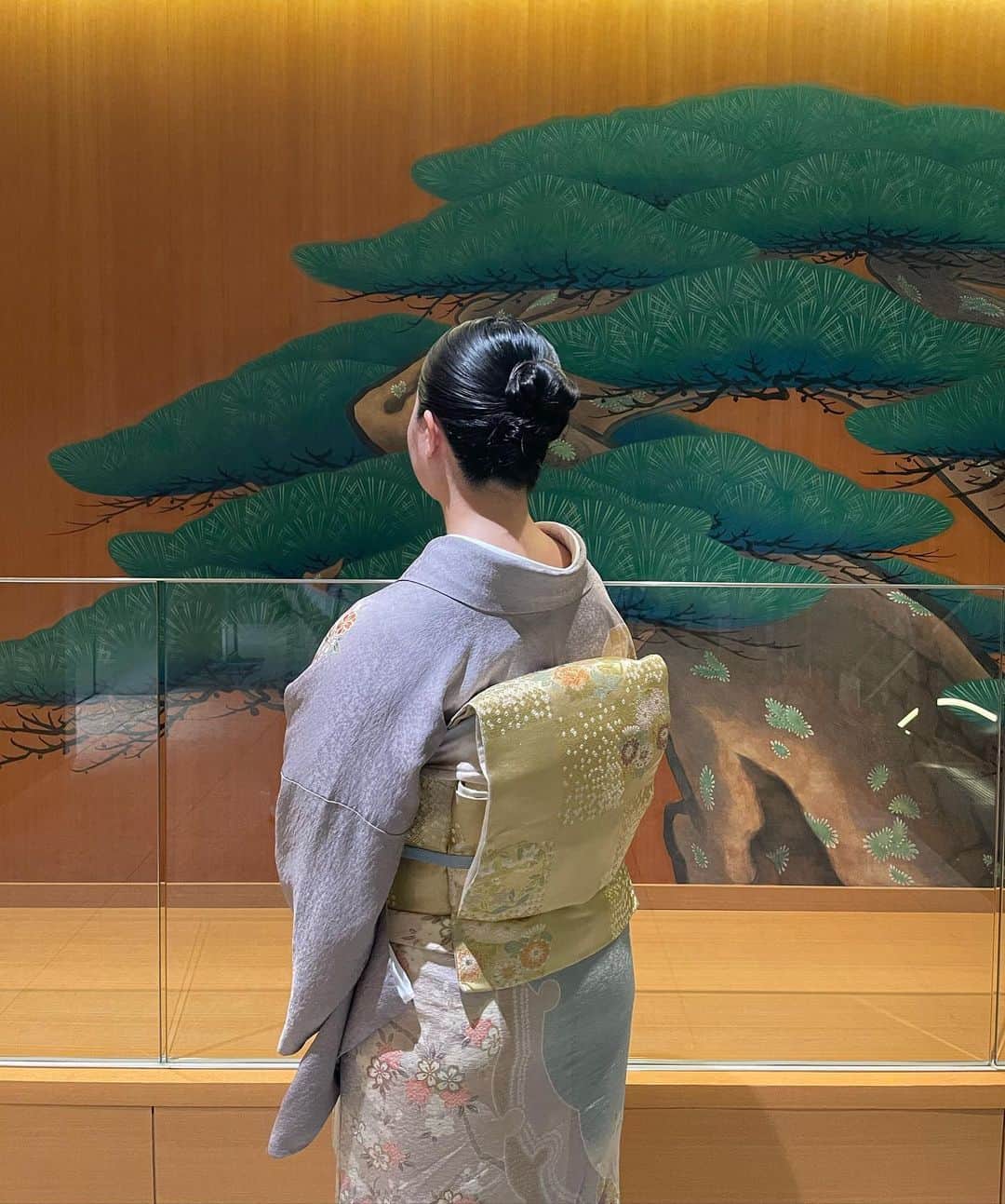 石井リナのインスタグラム：「女性起業家が集まるCartierのイベント「Cartier Women's Initiative」に着物で伺った時の写真。  今回は藤色のお着物を、銀座にある興栄で着させていただきました🪻  たくさんのご縁もあって、刺激的な夜だったな。  大人になるにつれて、着物を着る機会が増えて、とっても嬉しい！」