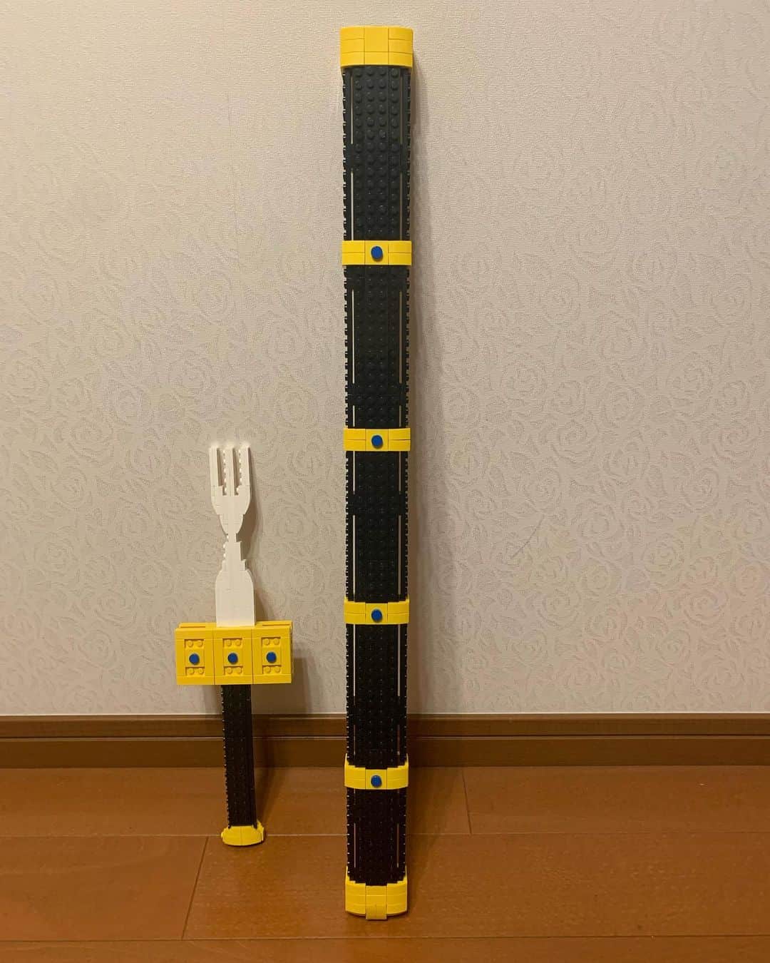 黒沼誠さんのインスタグラム写真 - (黒沼誠Instagram)「刀⚔️  抜くとフォーク🍴  ウチガヤ復活SPにて上沼恵美子さんにだし巻き玉子を食べるときに使ってもらったあの刀⚔️  たくさん楽しいレゴ作品アップしていきますね👍  Enjoy LEGO！！！  #刀 #かたな #レゴ刀 #レゴ #ウチガヤ #レゴランドディスカバリーセンター東京 #マスターモデルビルダー #まっこん #お笑い芸人 #二刀流 #二足の草鞋 #lego#legolanddiscoverycenter#mastermodelbuilder#legostagram」8月1日 22時17分 - bfkuronuma