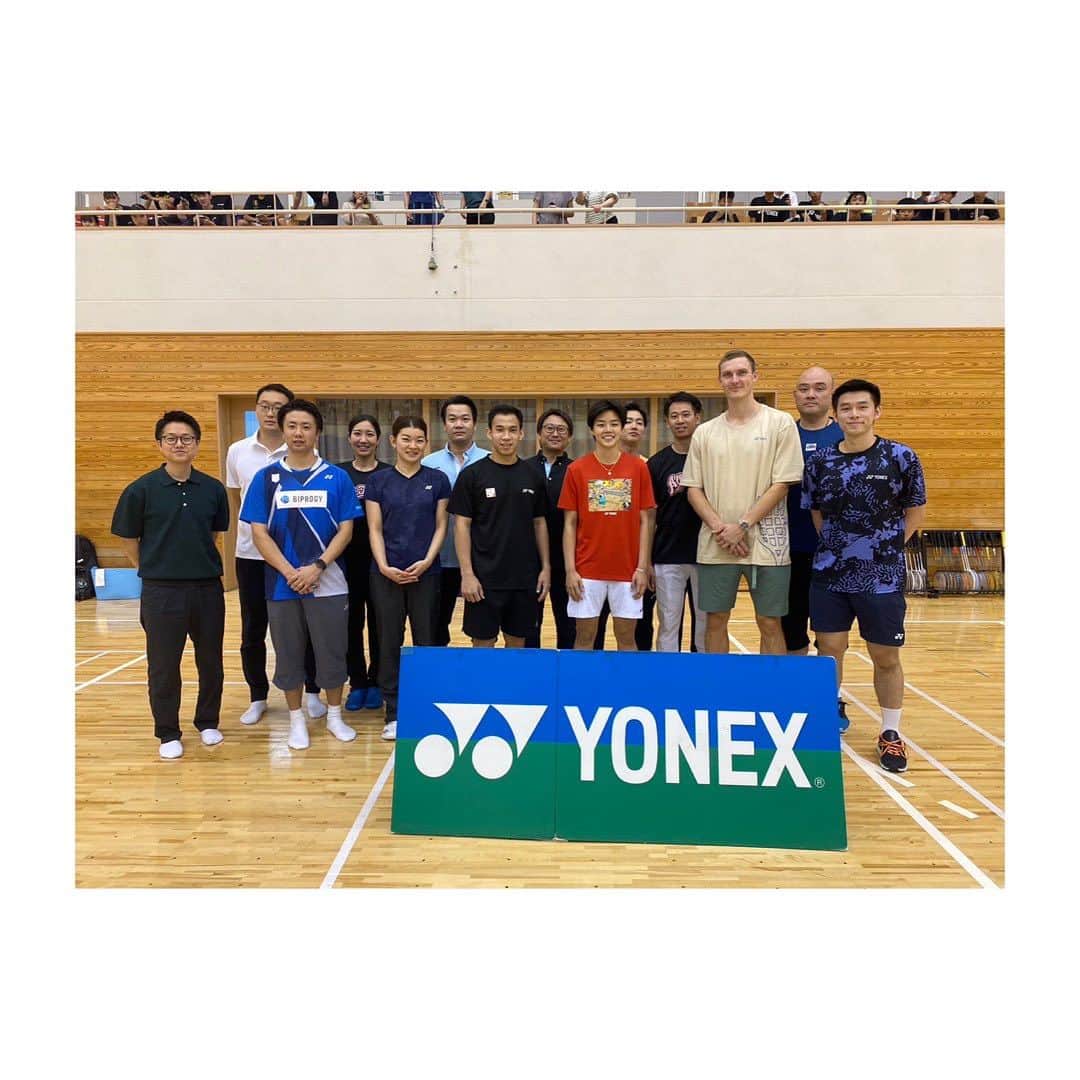 髙橋礼華のインスタグラム：「. . 今日は三重県で行われたヨネックススポーツチャレンジに参加させていただきました☺️✨ . . な、な、なんと！ アクセルセン選手、バスポポペア、ブイくん、遠藤さんという豪華メンバー🫣✨✨ . . なんて豪華なメンバー。。 そして私は普段バドミントンなんてしないのでこのメンバーとバドミントンするとか不安でしかなかったです😨 . . なのに光栄なことにアクセルセン選手と組んで中学生、小学生と対決、、、😱 ど緊張しましたがアクセルセン選手は優しくて2人とも金メダリストだねなんて言ってくれて、、、😭 アクセルセン選手とのバドミントンは一生の宝物です🧡 . . 参加した子供たちも目がキラキラしててすごくいい経験になっただろうなぁ😍✨ . . 私も今の現役選手と打つことなんてもう二度とないだろうからすごく貴重な経験をさせてもらいました😌☘️ . . 久しぶりにずっと代表で一緒にやってた與猶にも会えて嬉しかったなぁ💕 . . 本当に貴重な経験をありがとうございました☺️ #ヨネックススポーツチャレンジ  #三重県 #ヨネックスバドミントン」