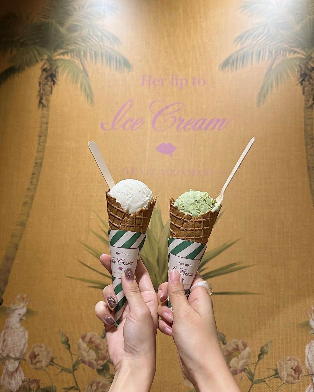 Yuuki mimuraさんのインスタグラム写真 - (Yuuki mimuraInstagram)「☀️🍨🍹🌴🫧  . お知らせを見てから絶対期間中に 行きたい🫶🏽🫧🍨🤍って思ってた #herliptoicecream ( @herlipto_icecream )に いけました🤍🤍🤍  最近お洋服は買ってなかったんだけど グッズがローンチされた時にキャップがあって… キャップ探してたので買おうと思って…🧢“  ゆいかちゃん( @y_04.20 )を誘ったら 快く一緒に来てくれて なんと帽子も色違いでお揃いにしてくれてhappyすぎる🌴  ショップ内もかわいいし アイスクリームも美味しくって大満足🤍  でも日中明るくて メニューの売り切れがないうちに また再チャレンジしたいなぁ🤍  チェリーのやつ、食べたかったなん🍒  今日はピスタチオをチョイス🤍 ピスタチオも大好きなフレーバー🍨 お仕事の疲れが吹き飛ぶ美味しさ🤍  #六本木#六本木ヒルズ #ヒルズ#アイスクリーム #アイスクリームショップ #ice#icecream  #sweet#herlipto  #hlt#hlt好きな人と繋がりたい  #こじはる#小嶋陽菜 様🤍」8月1日 22時18分 - u0829u