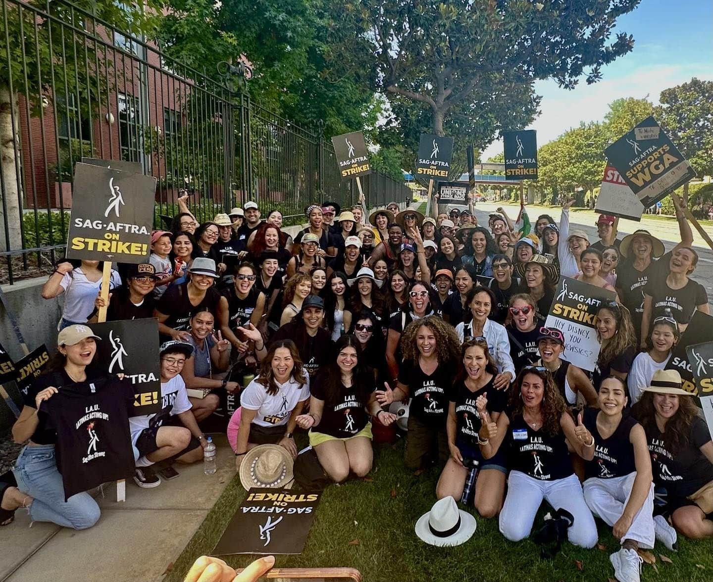 ジュディ・レイエスのインスタグラム：「Mujeres unidas jamas seran vencidas. The women united will never be defeated. @latinasactingup #sagaftrastrong #wgastrong #lovethesewomen✊🏽👑♥️」