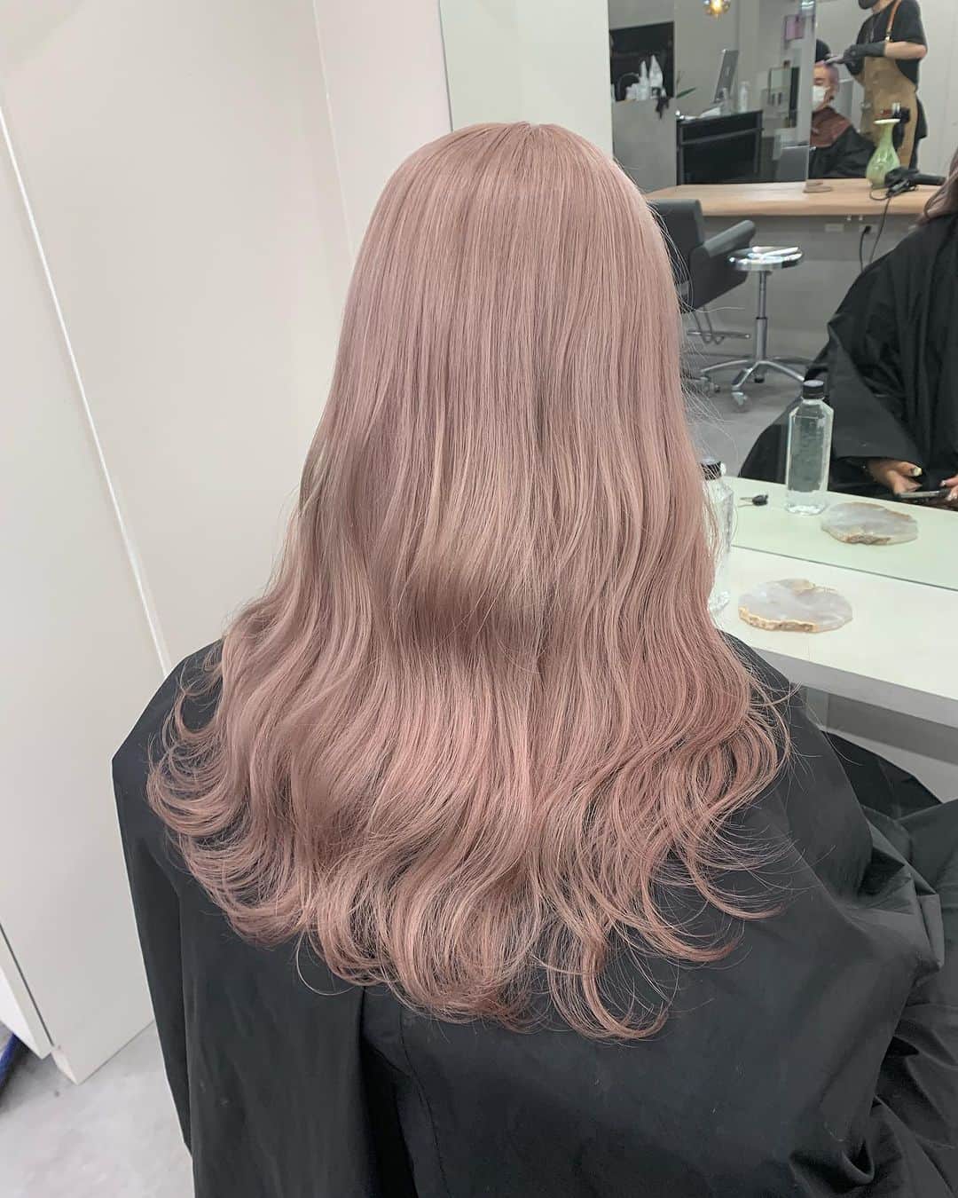 Beleza_official_instagramのインスタグラム：「ピンクミルクティー ピンクベージュ🎀  #ブリーチ2回 から♡  ＊選択クーポン＊ 【emi指名限定】と記載のメニューからお選びください  カット＋Wカラー＋内部補修トリートメント　¥20,000〜 カット＋ハイブリーチカラー＋内部補修トリートメント　¥26,400〜  ご予約はプロフィールに記載のURLホットペッパー又は、dmから 初回は髪の履歴や状態によりお時間が長くかかる可能性がありますのでハイブリーチメニューでのご予約がオススメです❕  ブリーチはだれを任せるかで仕上がりも、今後の髪の状態もとっても差がでる技術です ハイクオリティなヘア是非お任せください🎀  来店時にケアの方法もたっぷり お伝えします♡ ダメージレスでムラのない艶ハイトーン一緒に育てていきましょう🌙💫  #ヘアカラートレンド#リタッチブリーチ#ブリーチカラー#ブロンド#ハイトーン#ハイトーンカラー#ハイトーンピンク#ピンクカラー#ハイトーンミルクティー#グレージュカラー#ミルクティー#ミルクティーカラー#ピンクミルクティー#ミルクティーベージュ#ブロンドヘアー#ブロンドカラー#インナーカラー#ハイトーンボブ#ホワイトピンク#ピンクベージュ#ピンクブロンド#ホワイトベージュ#ホワイトカラー#ホワイトブロンド#抜きっぱなし#抜きっぱなしブロンド#emi_special」