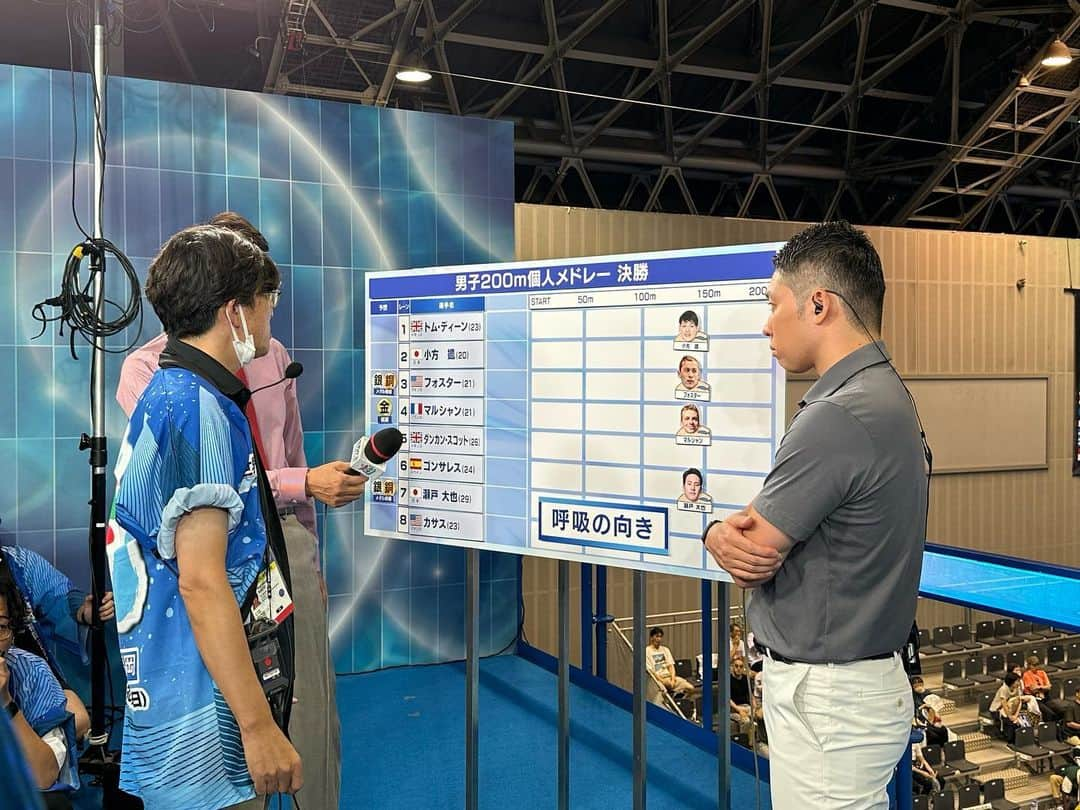 萩野公介さんのインスタグラム写真 - (萩野公介Instagram)「The World Championships in Fukuoka has come to a close. It was great to see some new and old friends. I learned a lot as a commentator and thank everyone on the broadcast team @swim5ch.tvashi  Getting to watch Leon @leon.marchand31 break the same world record I chased and seeing my childhood hero Michael Phelps @m_phelps00 hand him the medal was surreal. I am proud of all the swimmers that are continuing to prove the sky is the limit in the world of swimming. Paris is next and I look forward to seeing even more great swims.  世界水泳の競泳競技、無事に終わりました。多数の世界記録も樹立され、素晴らしい大会となりました。特に男子400m個人メドレーでは、自分が目標にしていた記録をレオン @leon.marchand31  が破り(しかも、僕の永遠のアイドル、マイケル・フェルプス @m_phelps00 と同じタイミングでそれぞれの番組で解説をしていたレースで…)、運命を感じました。 また世界中のスイマーが日本の観客の前で素晴らしいパフォーマンスを披露してくれてとても嬉しかったです。水泳の可能性と面白さを再認識できた大会となりました。 伝える側として起用していただいたテレビ朝日を始め、水泳を盛り上げてくれた選手団の皆さん、そして猛暑の中、大会を支えてくれた全ての関係者の皆さんに感謝です。」8月1日 22時23分 - kosuke.hagino