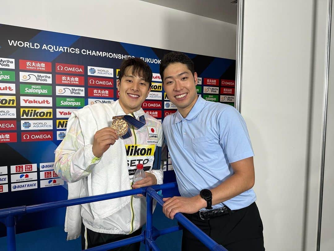 萩野公介さんのインスタグラム写真 - (萩野公介Instagram)「The World Championships in Fukuoka has come to a close. It was great to see some new and old friends. I learned a lot as a commentator and thank everyone on the broadcast team @swim5ch.tvashi  Getting to watch Leon @leon.marchand31 break the same world record I chased and seeing my childhood hero Michael Phelps @m_phelps00 hand him the medal was surreal. I am proud of all the swimmers that are continuing to prove the sky is the limit in the world of swimming. Paris is next and I look forward to seeing even more great swims.  世界水泳の競泳競技、無事に終わりました。多数の世界記録も樹立され、素晴らしい大会となりました。特に男子400m個人メドレーでは、自分が目標にしていた記録をレオン @leon.marchand31  が破り(しかも、僕の永遠のアイドル、マイケル・フェルプス @m_phelps00 と同じタイミングでそれぞれの番組で解説をしていたレースで…)、運命を感じました。 また世界中のスイマーが日本の観客の前で素晴らしいパフォーマンスを披露してくれてとても嬉しかったです。水泳の可能性と面白さを再認識できた大会となりました。 伝える側として起用していただいたテレビ朝日を始め、水泳を盛り上げてくれた選手団の皆さん、そして猛暑の中、大会を支えてくれた全ての関係者の皆さんに感謝です。」8月1日 22時23分 - kosuke.hagino