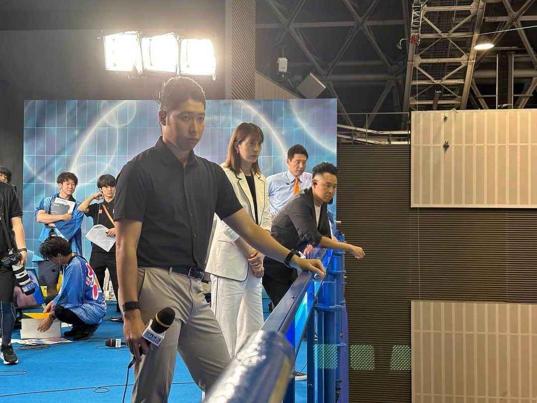 萩野公介さんのインスタグラム写真 - (萩野公介Instagram)「The World Championships in Fukuoka has come to a close. It was great to see some new and old friends. I learned a lot as a commentator and thank everyone on the broadcast team @swim5ch.tvashi  Getting to watch Leon @leon.marchand31 break the same world record I chased and seeing my childhood hero Michael Phelps @m_phelps00 hand him the medal was surreal. I am proud of all the swimmers that are continuing to prove the sky is the limit in the world of swimming. Paris is next and I look forward to seeing even more great swims.  世界水泳の競泳競技、無事に終わりました。多数の世界記録も樹立され、素晴らしい大会となりました。特に男子400m個人メドレーでは、自分が目標にしていた記録をレオン @leon.marchand31  が破り(しかも、僕の永遠のアイドル、マイケル・フェルプス @m_phelps00 と同じタイミングでそれぞれの番組で解説をしていたレースで…)、運命を感じました。 また世界中のスイマーが日本の観客の前で素晴らしいパフォーマンスを披露してくれてとても嬉しかったです。水泳の可能性と面白さを再認識できた大会となりました。 伝える側として起用していただいたテレビ朝日を始め、水泳を盛り上げてくれた選手団の皆さん、そして猛暑の中、大会を支えてくれた全ての関係者の皆さんに感謝です。」8月1日 22時23分 - kosuke.hagino