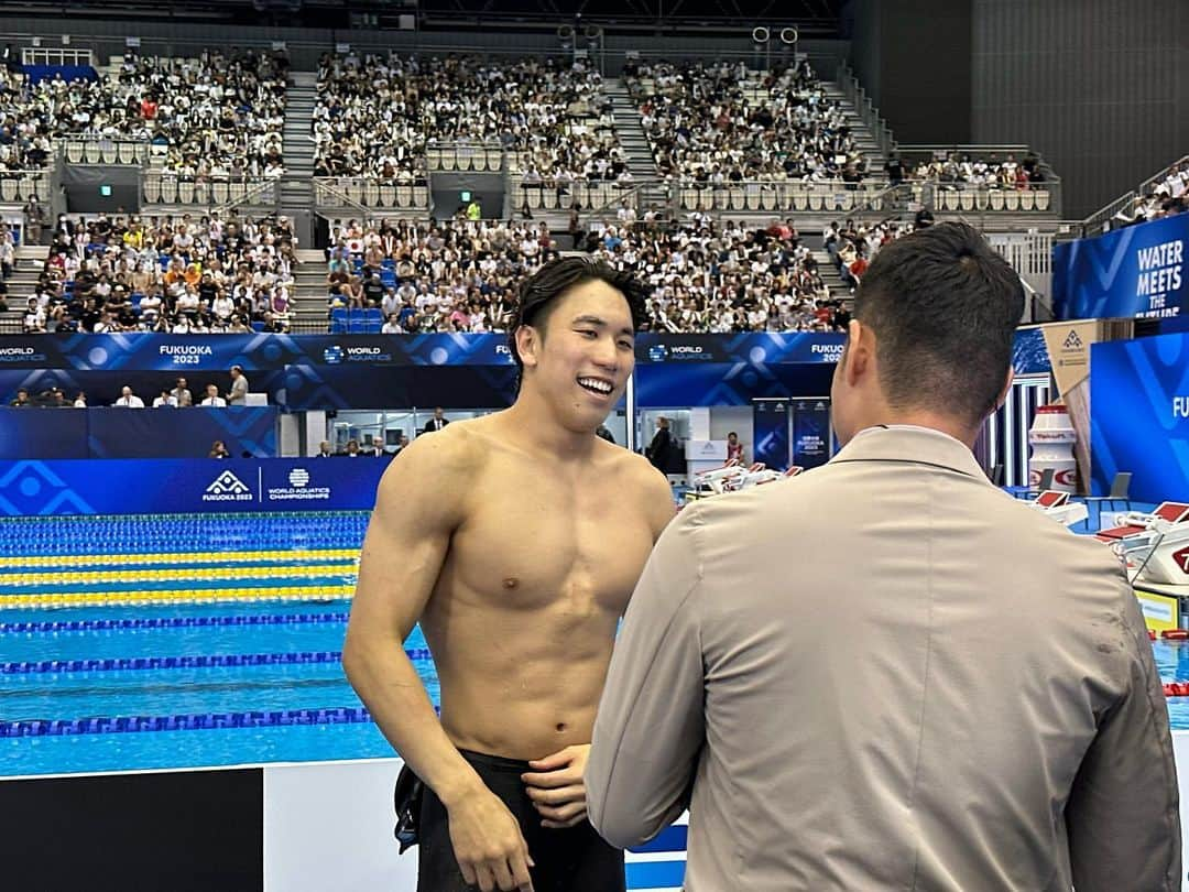 萩野公介さんのインスタグラム写真 - (萩野公介Instagram)「The World Championships in Fukuoka has come to a close. It was great to see some new and old friends. I learned a lot as a commentator and thank everyone on the broadcast team @swim5ch.tvashi  Getting to watch Leon @leon.marchand31 break the same world record I chased and seeing my childhood hero Michael Phelps @m_phelps00 hand him the medal was surreal. I am proud of all the swimmers that are continuing to prove the sky is the limit in the world of swimming. Paris is next and I look forward to seeing even more great swims.  世界水泳の競泳競技、無事に終わりました。多数の世界記録も樹立され、素晴らしい大会となりました。特に男子400m個人メドレーでは、自分が目標にしていた記録をレオン @leon.marchand31  が破り(しかも、僕の永遠のアイドル、マイケル・フェルプス @m_phelps00 と同じタイミングでそれぞれの番組で解説をしていたレースで…)、運命を感じました。 また世界中のスイマーが日本の観客の前で素晴らしいパフォーマンスを披露してくれてとても嬉しかったです。水泳の可能性と面白さを再認識できた大会となりました。 伝える側として起用していただいたテレビ朝日を始め、水泳を盛り上げてくれた選手団の皆さん、そして猛暑の中、大会を支えてくれた全ての関係者の皆さんに感謝です。」8月1日 22時23分 - kosuke.hagino