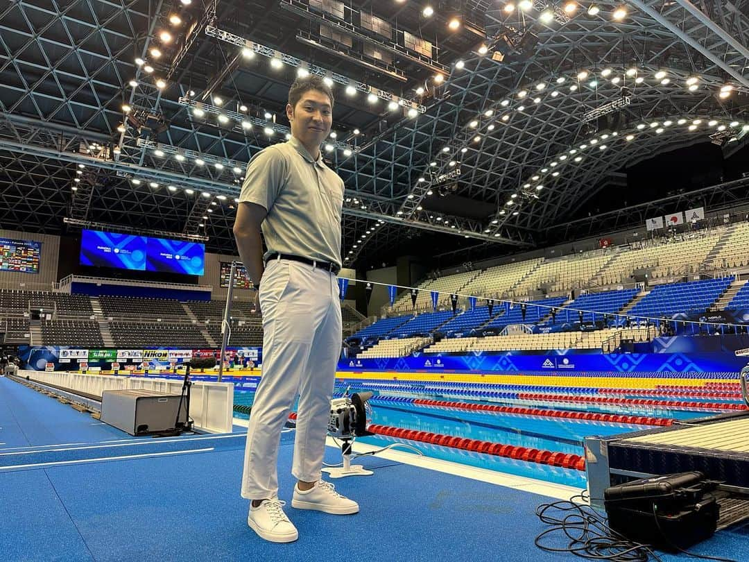 萩野公介さんのインスタグラム写真 - (萩野公介Instagram)「The World Championships in Fukuoka has come to a close. It was great to see some new and old friends. I learned a lot as a commentator and thank everyone on the broadcast team @swim5ch.tvashi  Getting to watch Leon @leon.marchand31 break the same world record I chased and seeing my childhood hero Michael Phelps @m_phelps00 hand him the medal was surreal. I am proud of all the swimmers that are continuing to prove the sky is the limit in the world of swimming. Paris is next and I look forward to seeing even more great swims.  世界水泳の競泳競技、無事に終わりました。多数の世界記録も樹立され、素晴らしい大会となりました。特に男子400m個人メドレーでは、自分が目標にしていた記録をレオン @leon.marchand31  が破り(しかも、僕の永遠のアイドル、マイケル・フェルプス @m_phelps00 と同じタイミングでそれぞれの番組で解説をしていたレースで…)、運命を感じました。 また世界中のスイマーが日本の観客の前で素晴らしいパフォーマンスを披露してくれてとても嬉しかったです。水泳の可能性と面白さを再認識できた大会となりました。 伝える側として起用していただいたテレビ朝日を始め、水泳を盛り上げてくれた選手団の皆さん、そして猛暑の中、大会を支えてくれた全ての関係者の皆さんに感謝です。」8月1日 22時23分 - kosuke.hagino