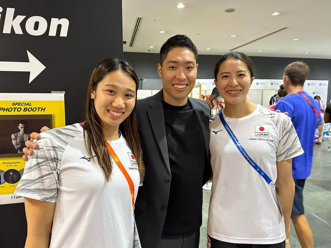 萩野公介さんのインスタグラム写真 - (萩野公介Instagram)「The World Championships in Fukuoka has come to a close. It was great to see some new and old friends. I learned a lot as a commentator and thank everyone on the broadcast team @swim5ch.tvashi  Getting to watch Leon @leon.marchand31 break the same world record I chased and seeing my childhood hero Michael Phelps @m_phelps00 hand him the medal was surreal. I am proud of all the swimmers that are continuing to prove the sky is the limit in the world of swimming. Paris is next and I look forward to seeing even more great swims.  世界水泳の競泳競技、無事に終わりました。多数の世界記録も樹立され、素晴らしい大会となりました。特に男子400m個人メドレーでは、自分が目標にしていた記録をレオン @leon.marchand31  が破り(しかも、僕の永遠のアイドル、マイケル・フェルプス @m_phelps00 と同じタイミングでそれぞれの番組で解説をしていたレースで…)、運命を感じました。 また世界中のスイマーが日本の観客の前で素晴らしいパフォーマンスを披露してくれてとても嬉しかったです。水泳の可能性と面白さを再認識できた大会となりました。 伝える側として起用していただいたテレビ朝日を始め、水泳を盛り上げてくれた選手団の皆さん、そして猛暑の中、大会を支えてくれた全ての関係者の皆さんに感謝です。」8月1日 22時23分 - kosuke.hagino