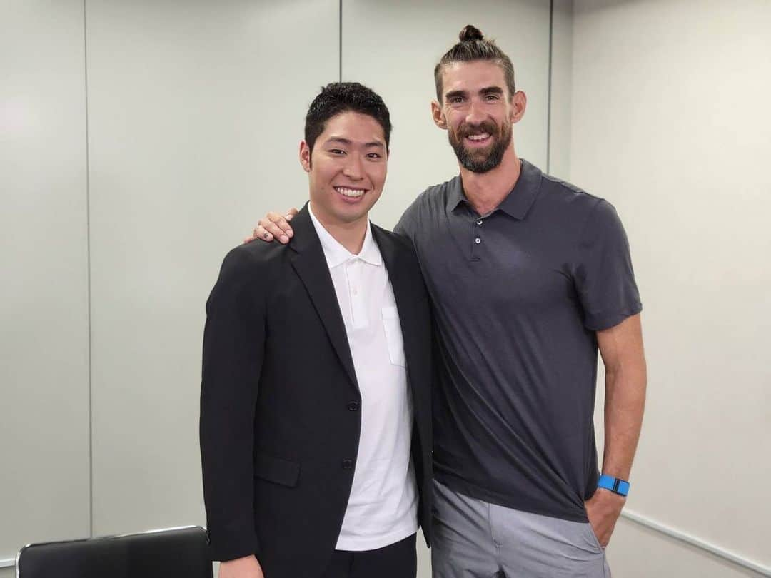 萩野公介さんのインスタグラム写真 - (萩野公介Instagram)「The World Championships in Fukuoka has come to a close. It was great to see some new and old friends. I learned a lot as a commentator and thank everyone on the broadcast team @swim5ch.tvashi  Getting to watch Leon @leon.marchand31 break the same world record I chased and seeing my childhood hero Michael Phelps @m_phelps00 hand him the medal was surreal. I am proud of all the swimmers that are continuing to prove the sky is the limit in the world of swimming. Paris is next and I look forward to seeing even more great swims.  世界水泳の競泳競技、無事に終わりました。多数の世界記録も樹立され、素晴らしい大会となりました。特に男子400m個人メドレーでは、自分が目標にしていた記録をレオン @leon.marchand31  が破り(しかも、僕の永遠のアイドル、マイケル・フェルプス @m_phelps00 と同じタイミングでそれぞれの番組で解説をしていたレースで…)、運命を感じました。 また世界中のスイマーが日本の観客の前で素晴らしいパフォーマンスを披露してくれてとても嬉しかったです。水泳の可能性と面白さを再認識できた大会となりました。 伝える側として起用していただいたテレビ朝日を始め、水泳を盛り上げてくれた選手団の皆さん、そして猛暑の中、大会を支えてくれた全ての関係者の皆さんに感謝です。」8月1日 22時23分 - kosuke.hagino