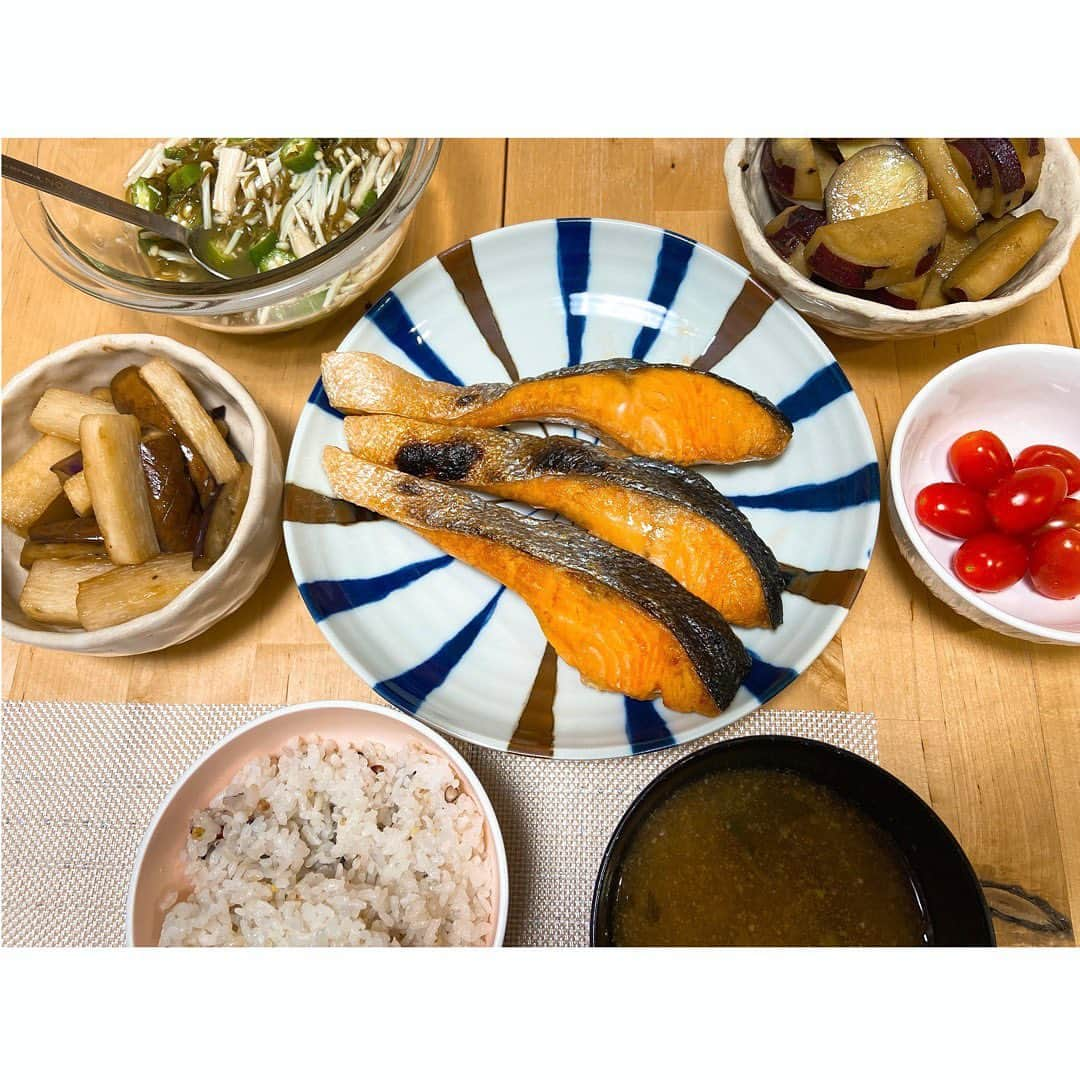 望月みささんのインスタグラム写真 - (望月みさInstagram)「美からだごはん🍚  ・甘鮭焼き ・茄子と長芋の煮付け ・さつまいもの甘露煮 ・オクラ、エノキのもずく和え ・友達の畑で採らせてもらったミニトマト ・わかめのお味噌汁 ・雑穀米  #美からだごはん#おうちご飯#献立日記#野菜をたべよう#上級食育アドバイザー#食育#🧡#🐟#🍆#🍅#🍠」8月1日 22時33分 - mochizuki.misa