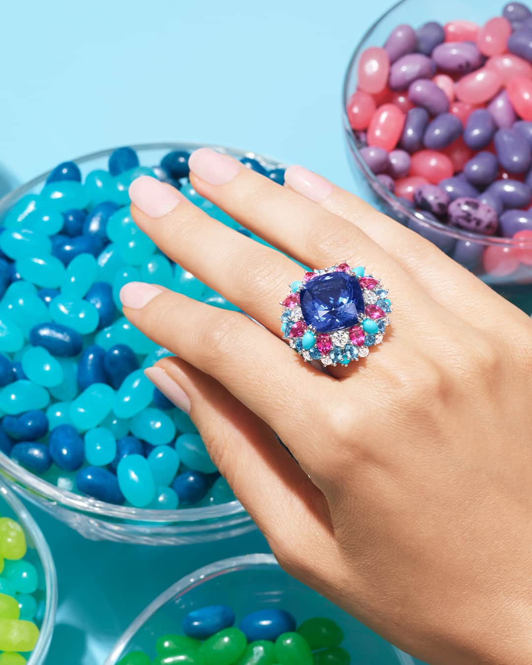 ハリー・ウィンストンのインスタグラム：「A luscious 14.92 carat cushion-cut tanzanite satisfies the taste buds with vibrant colors in this Winston Candy ring. Try this bejeweled bonbon in the Winston Candy Shop—link in bio. #HarryWinston #WinstonCandy」