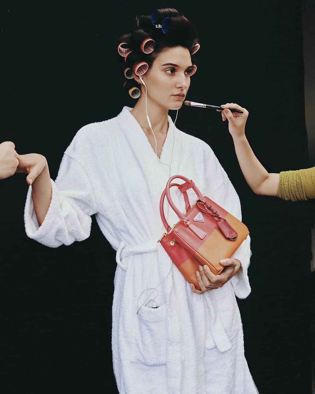 V Magazineさんのインスタグラム写真 - (V MagazineInstagram)「#VTRENDS | There’s something glamorous about the journey from makeup chair to the runway. ✨  As seen in the pages of V143, our new fall preview issue—V takes ‘getting ready’ to a new level, highlighting some of the hottest wears of pre-fall collections. Whether you’re looking for classics or statement pieces, be sure to discover our picks at the link in our bio. — From V143 Fall Preview 2023 Photography @ricardobeas_ Fashion @emmaolack Makeup @tomoyomakeup Hair @izuizuizu Model @rachellehrs (@nextmodels)」8月1日 22時41分 - vmagazine