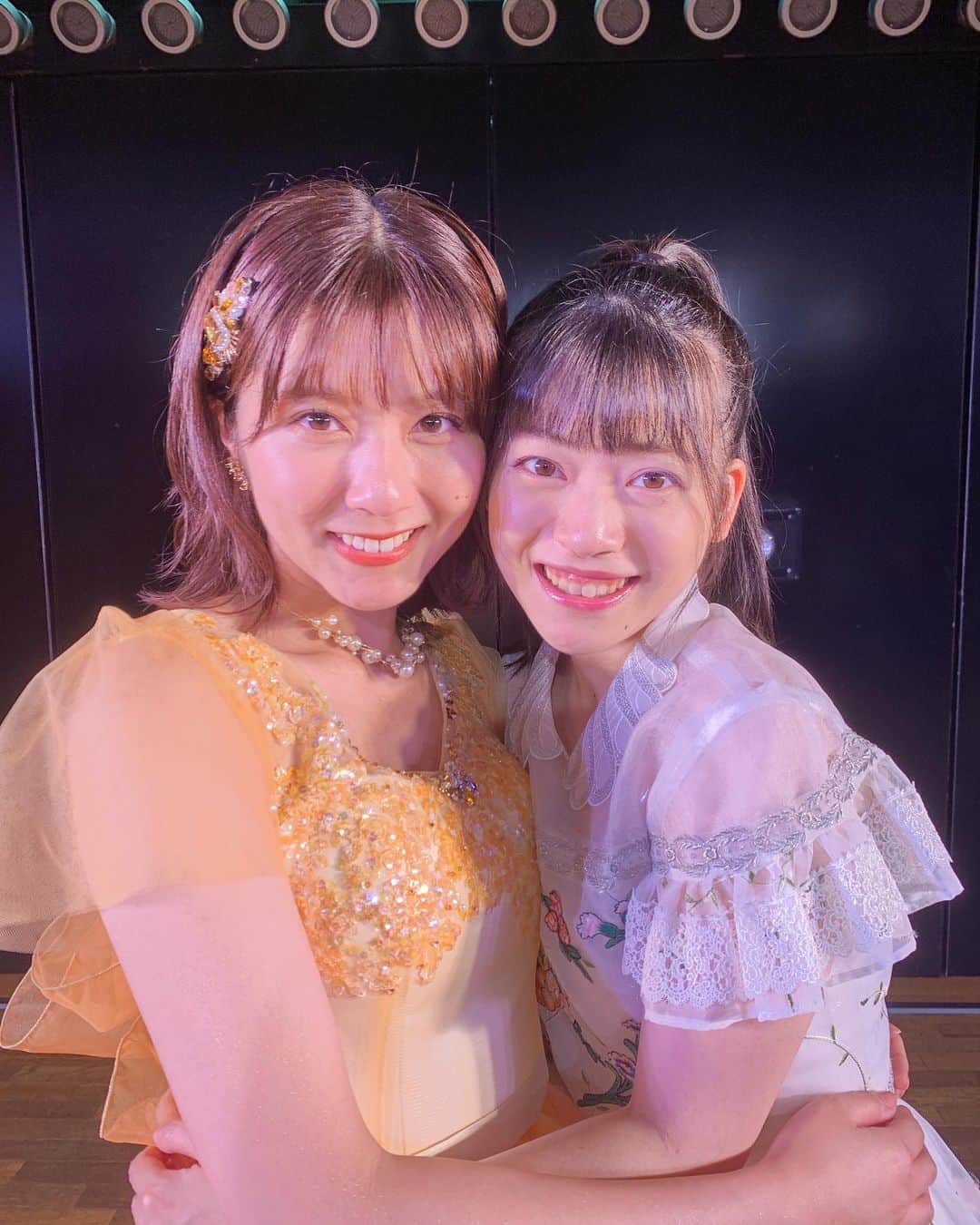高岡薫のインスタグラム：「まりあ、卒業おめでとう✨✨ ドレスが本当に素敵で、まりあに超似合ってた！色がちょっとKIRIMIちゃんっぽいなって思ったのはここだけの話。 これからのまりあの人生が素敵なものでありますように…✨」
